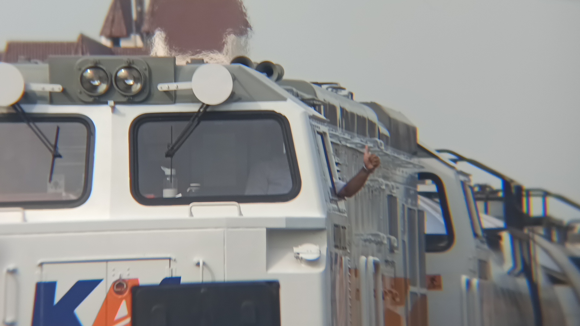 Ramah menyapa membawa KA tanker  di Indonesia - foto kereta api dan lokomotif