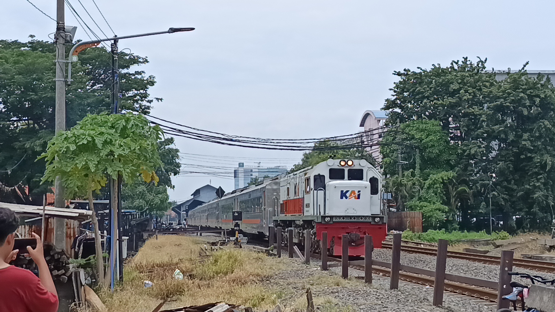 KA Logawa dengan kru ramahnya di Indonesia - foto kereta api dan lokomotif