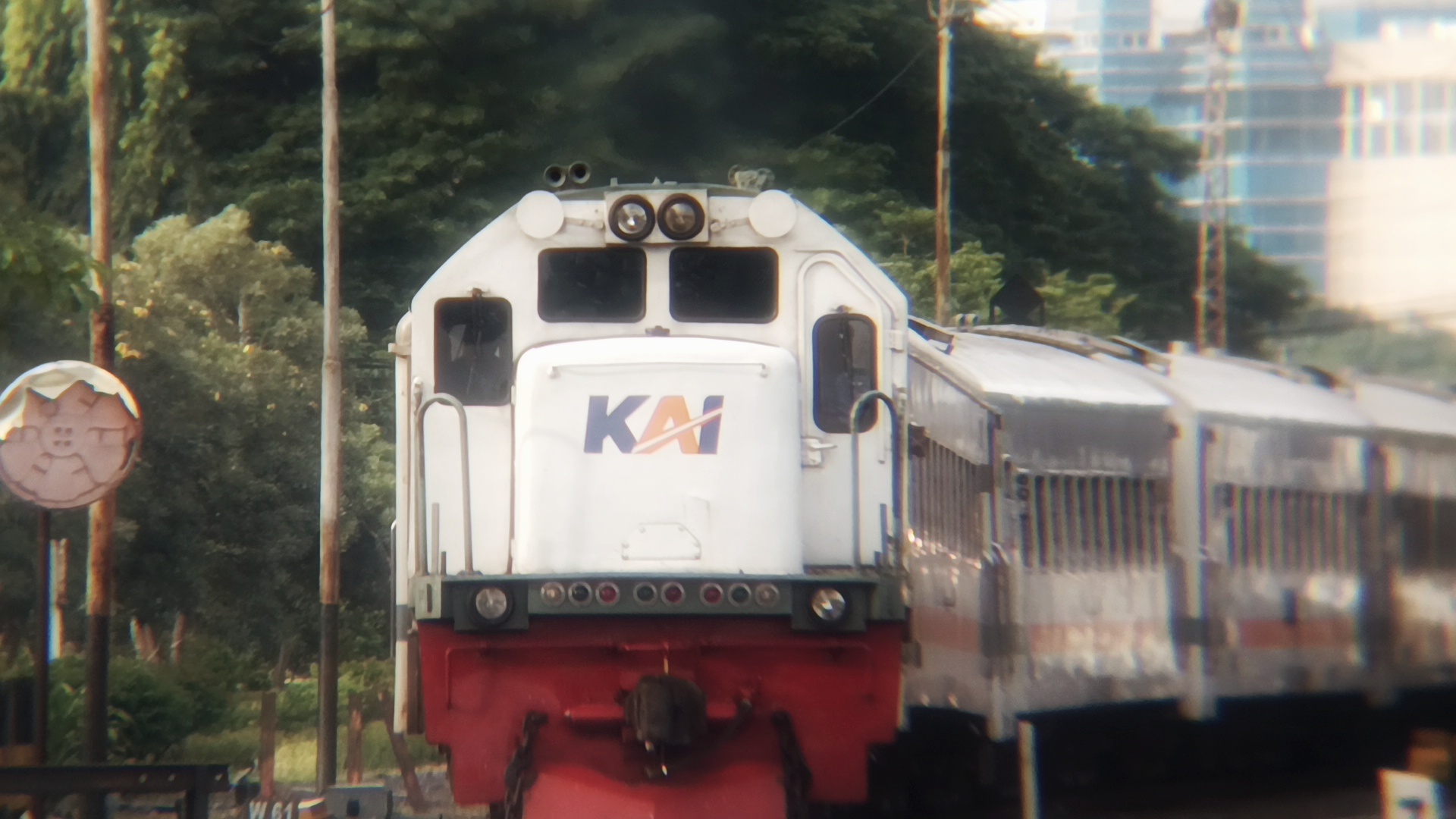 Berpindah jalur dengan gaya di Indonesia - foto kereta api dan lokomotif