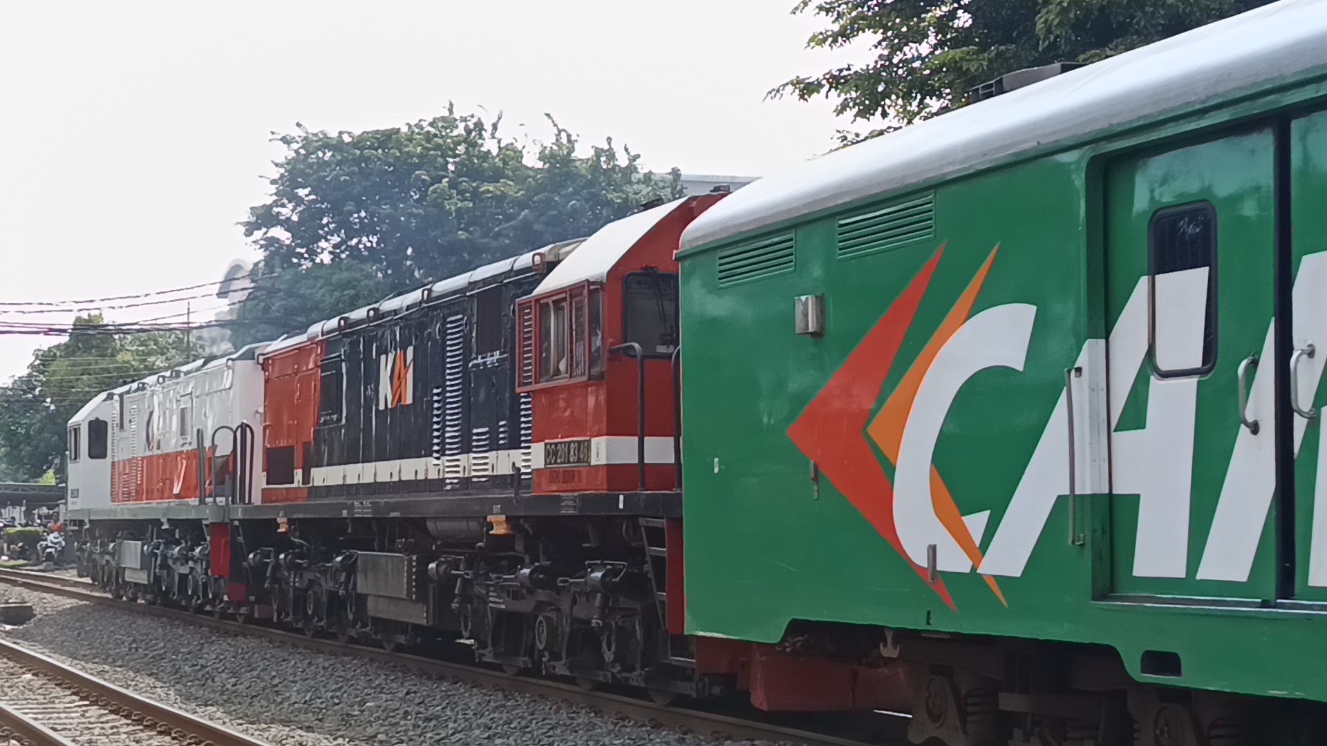 Dobel traksi rnb 83 46 sebelum perawatan di Indonesia - foto kereta api dan lokomotif