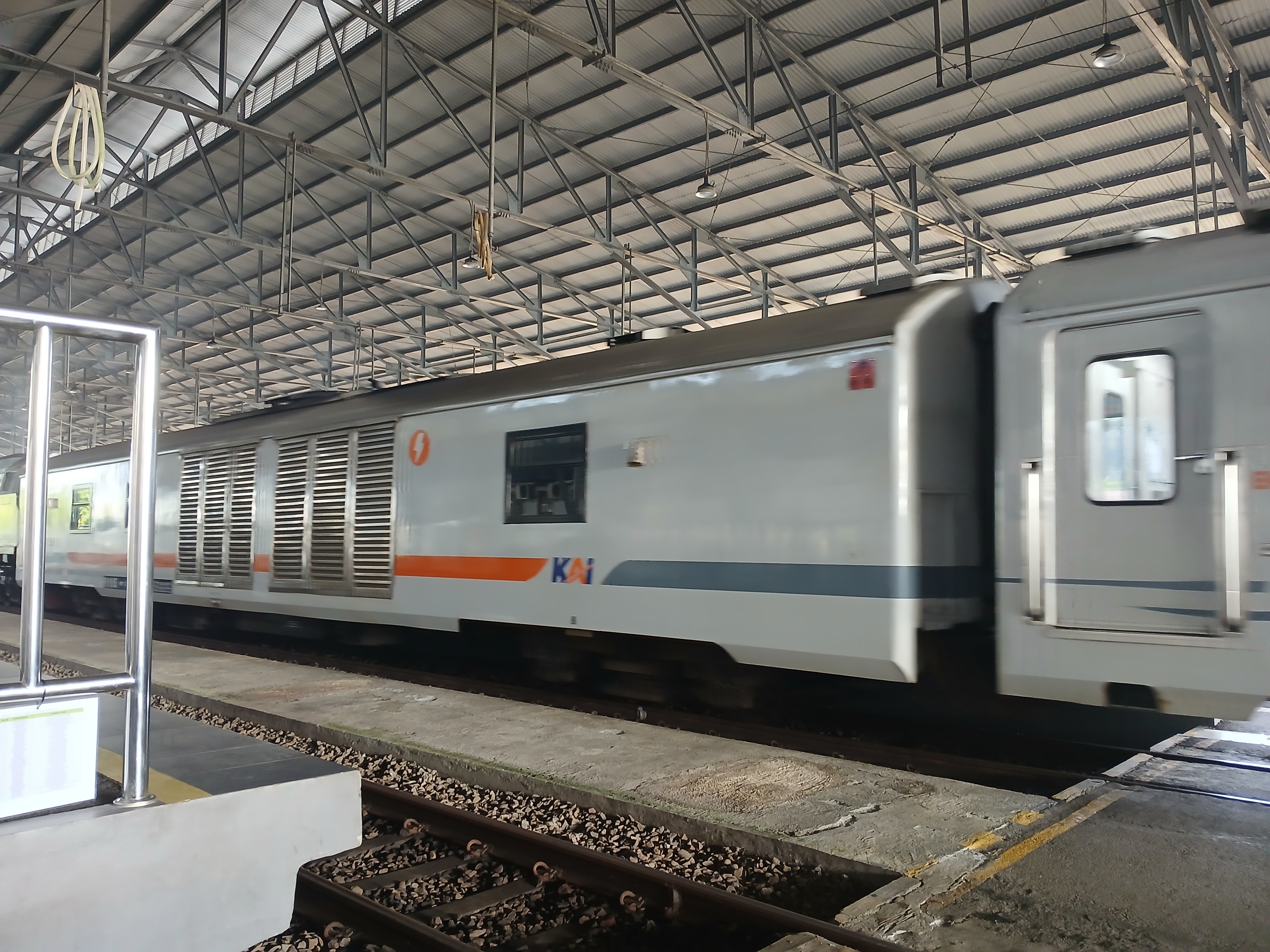 Genset ka purwojaya di Indonesia - foto kereta api dan lokomotif