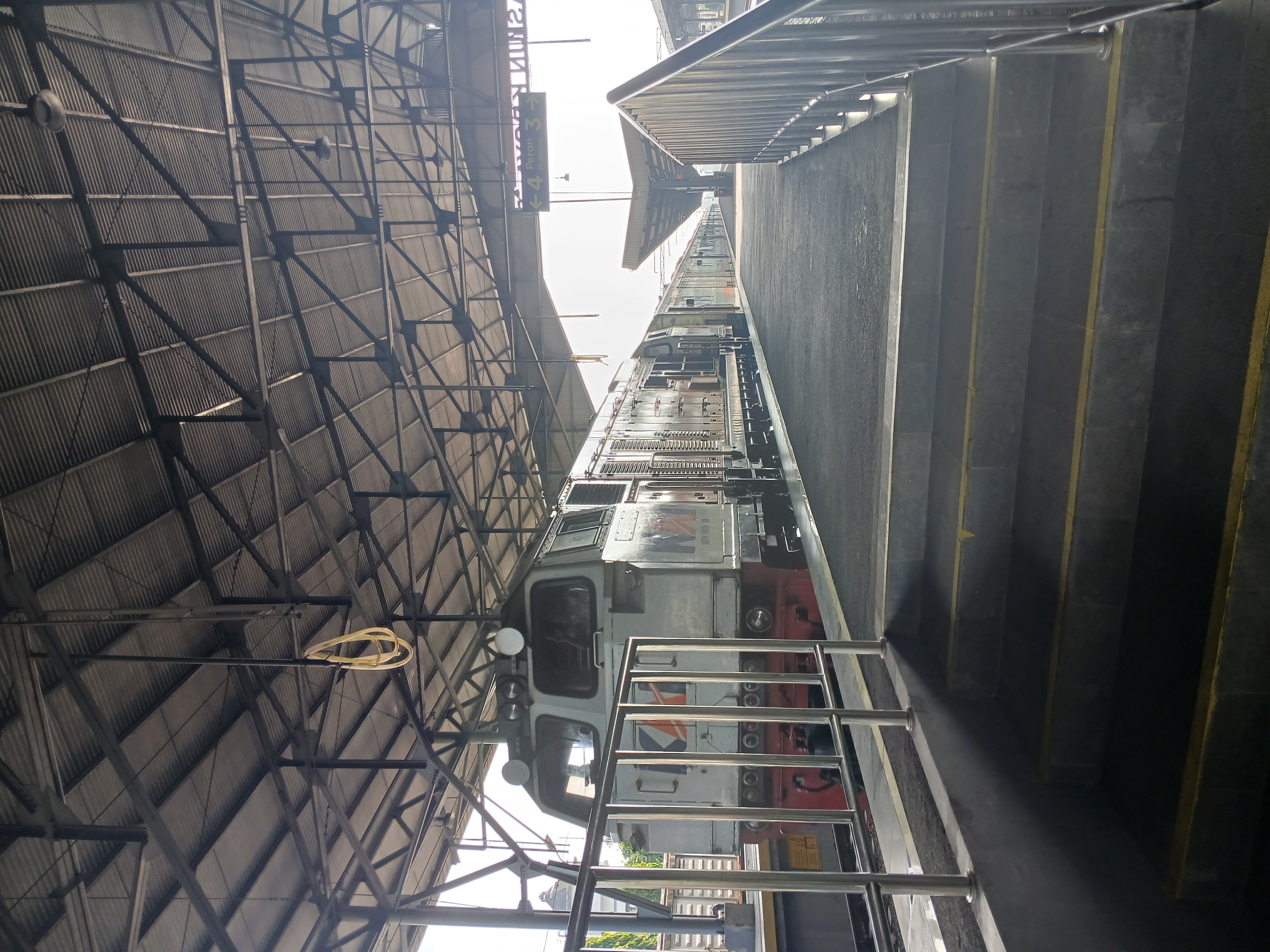 Penarik kereta yang selalu penuh semangat di Indonesia - foto kereta api dan lokomotif