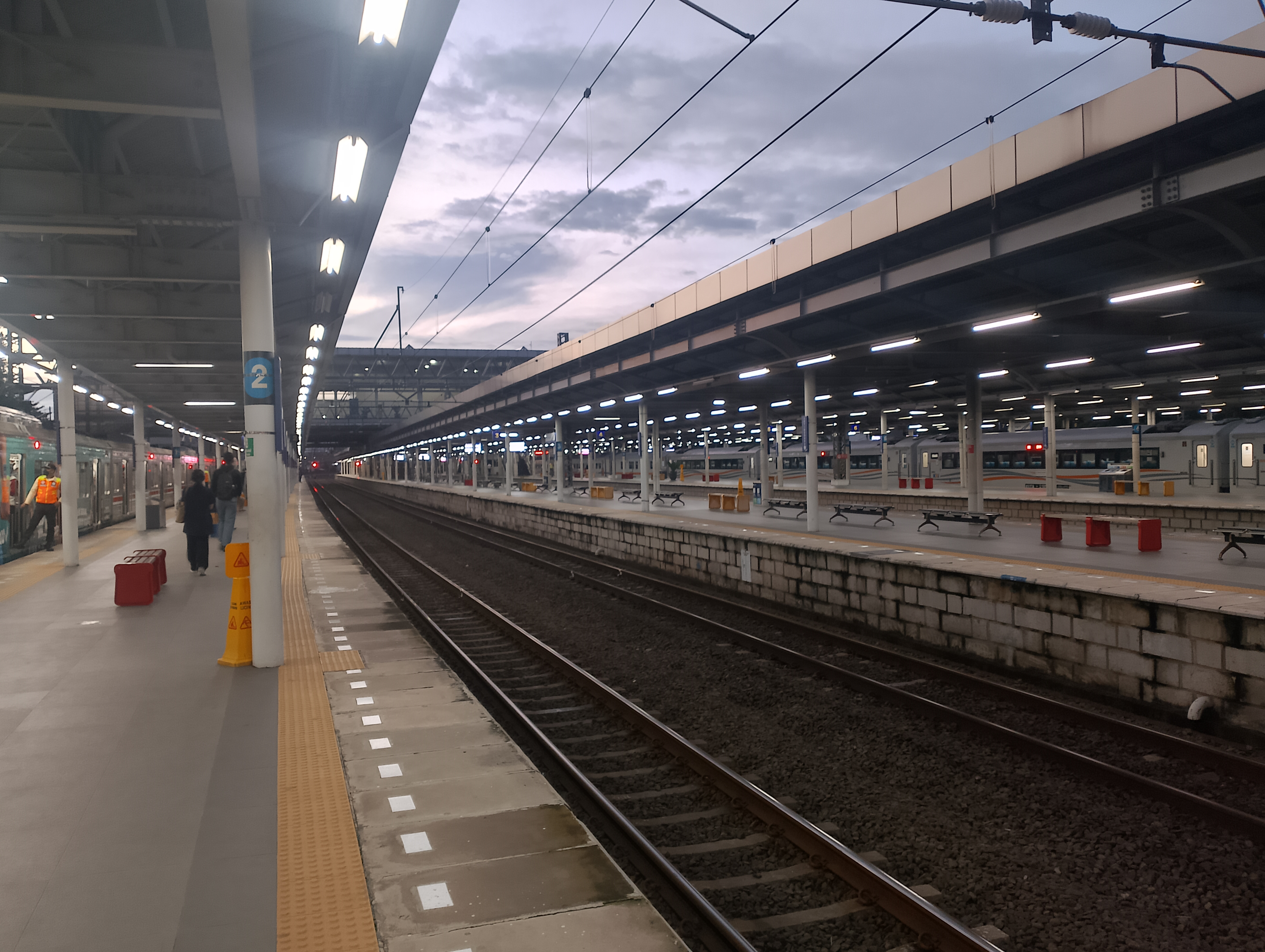 Hunting Di Jatinegara  di Indonesia - foto kereta api dan lokomotif