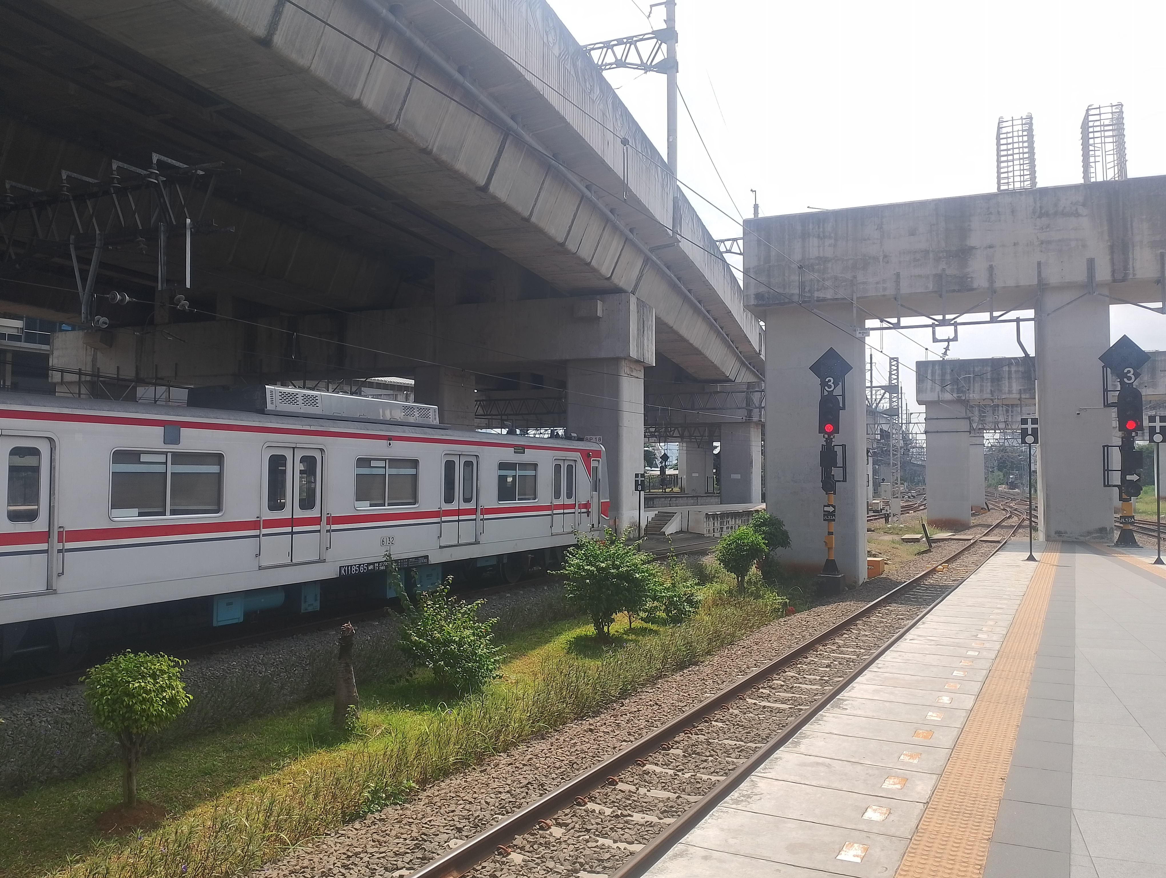Hunting di Manggarai  di Indonesia - foto kereta api dan lokomotif