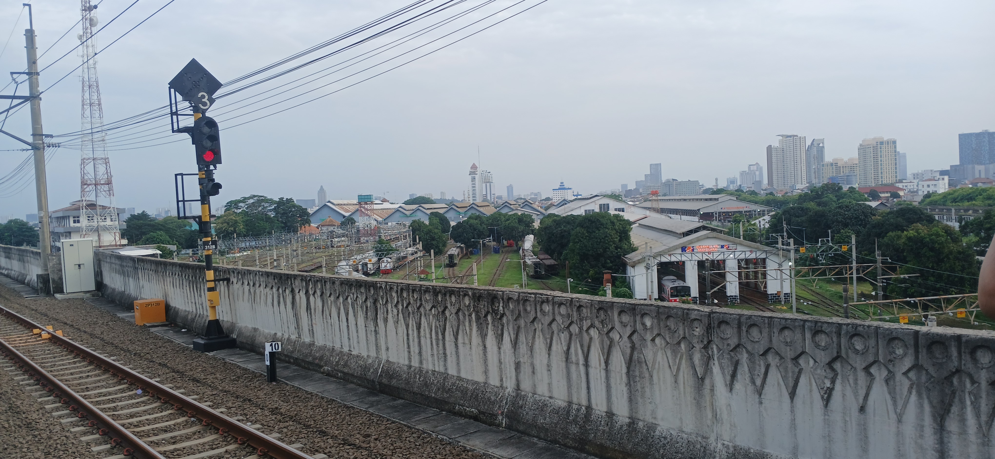 Foto pemandangan di peron 12 lantai3 stasiun manggarai di Indonesia - foto kereta api dan lokomotif