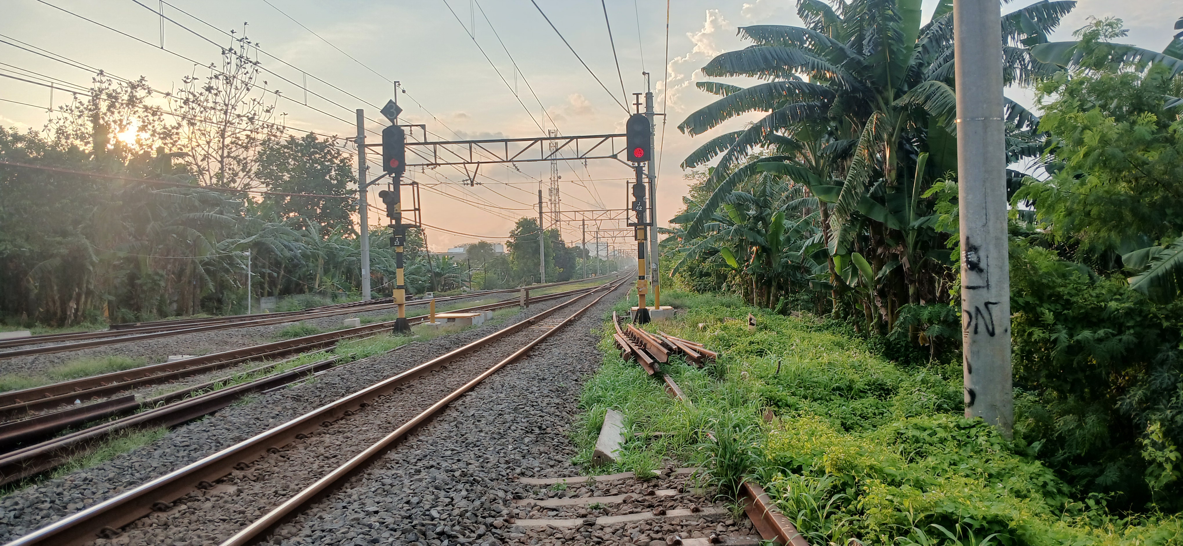 Foto sunset di stasiun tambun di Indonesia - foto kereta api dan lokomotif