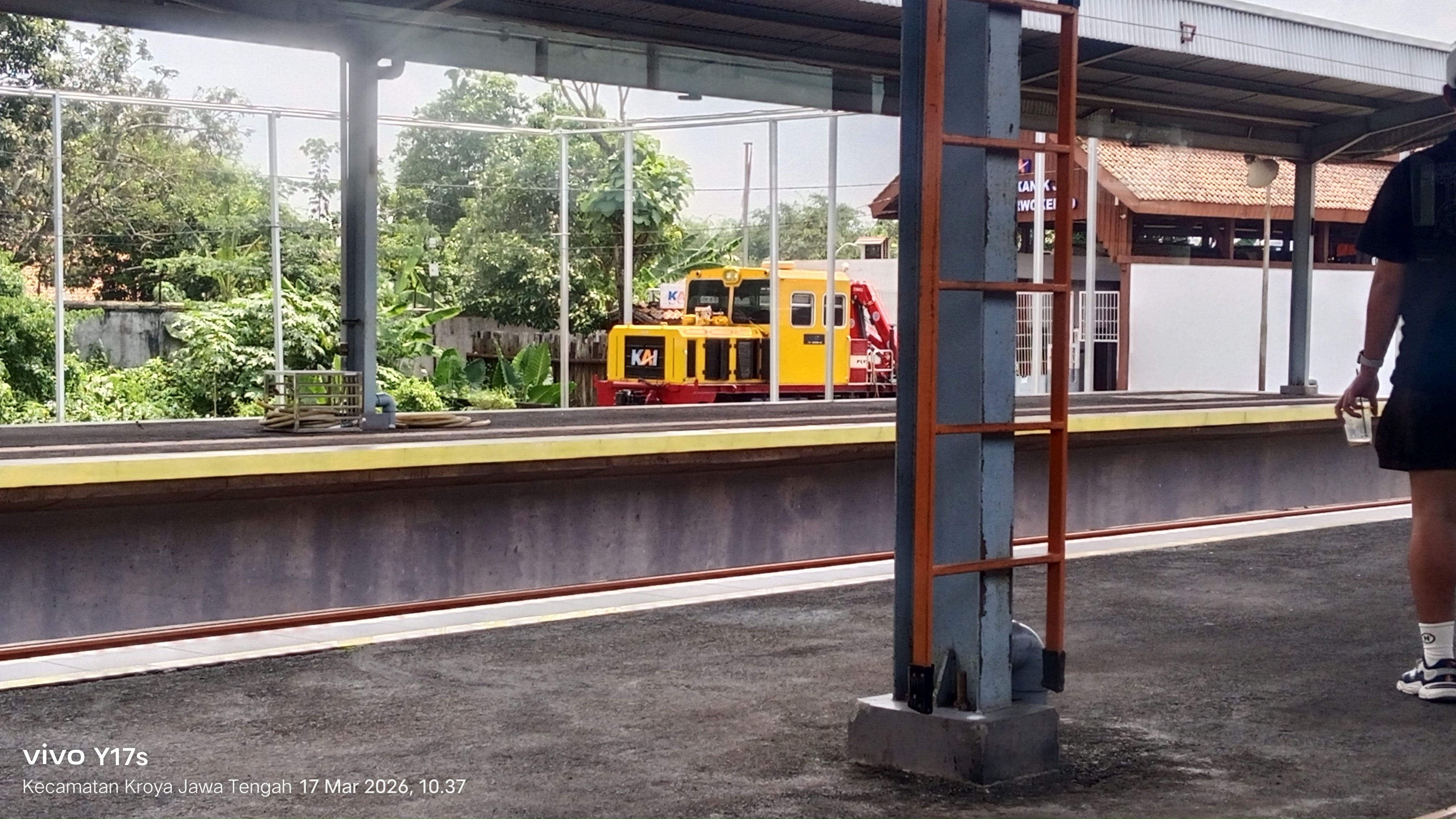 Kereta berwarna kuning di Indonesia - foto kereta api dan lokomotif