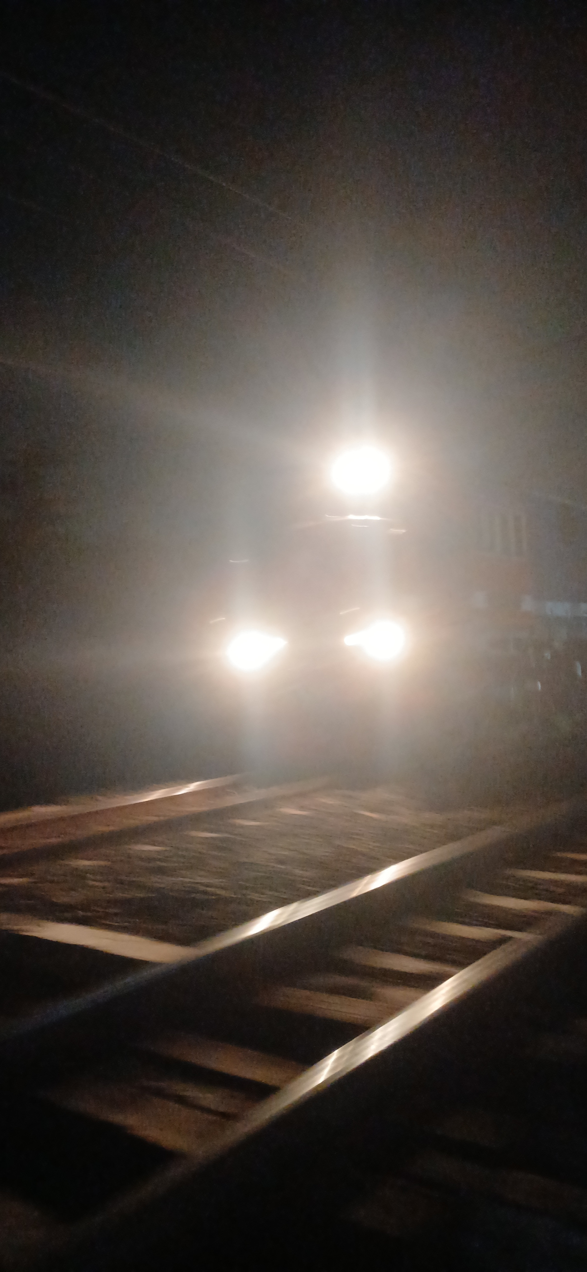 CC201 89 12 di malam hari di Stasiun Indonesia - foto kereta api terbaru