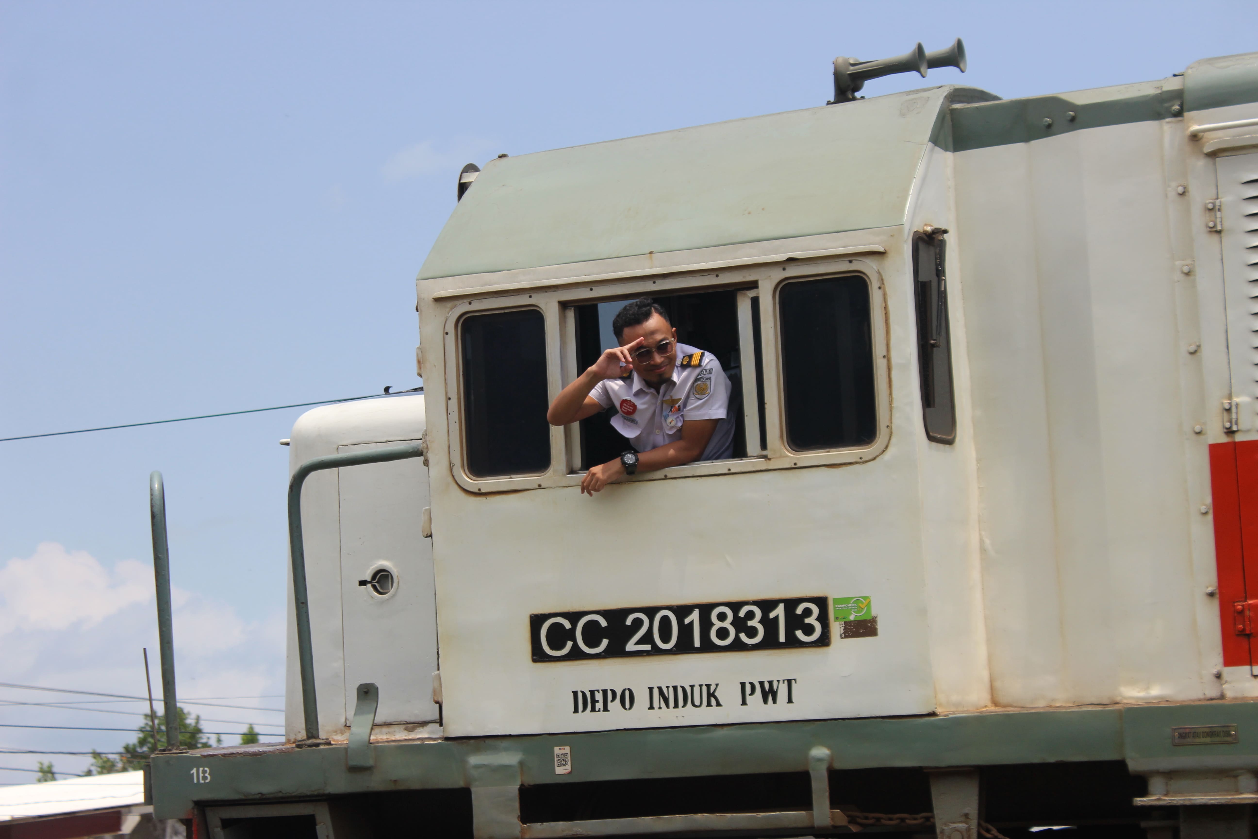 Sapaan ramah dari pak hari bagus p.y di Stasiun Indonesia - foto kereta api terbaru