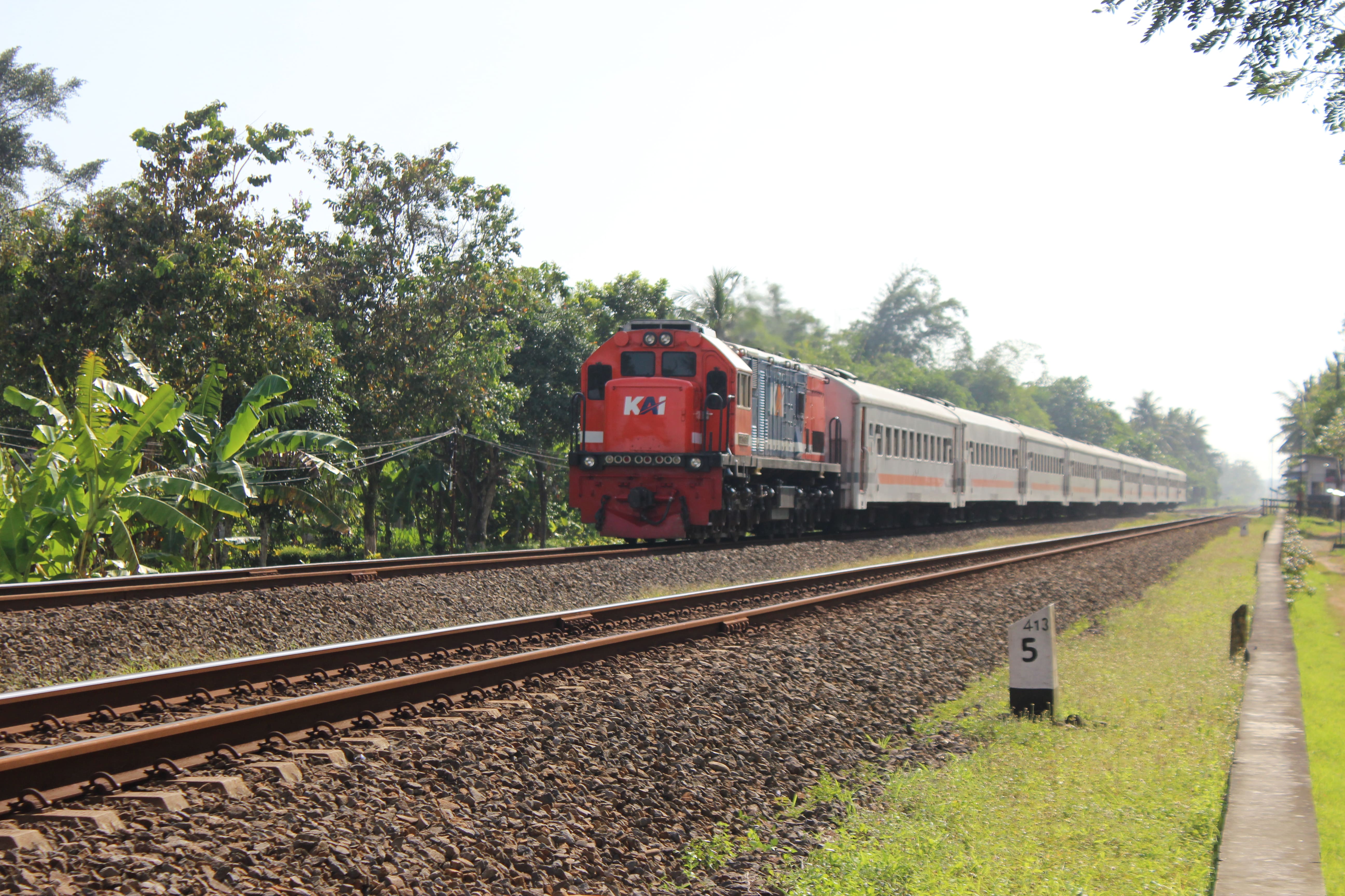 Lokomotif rnb CC 201 89 12 sdt menarik KA 282 Bengawan  di Stasiun Indonesia - foto kereta api terbaru