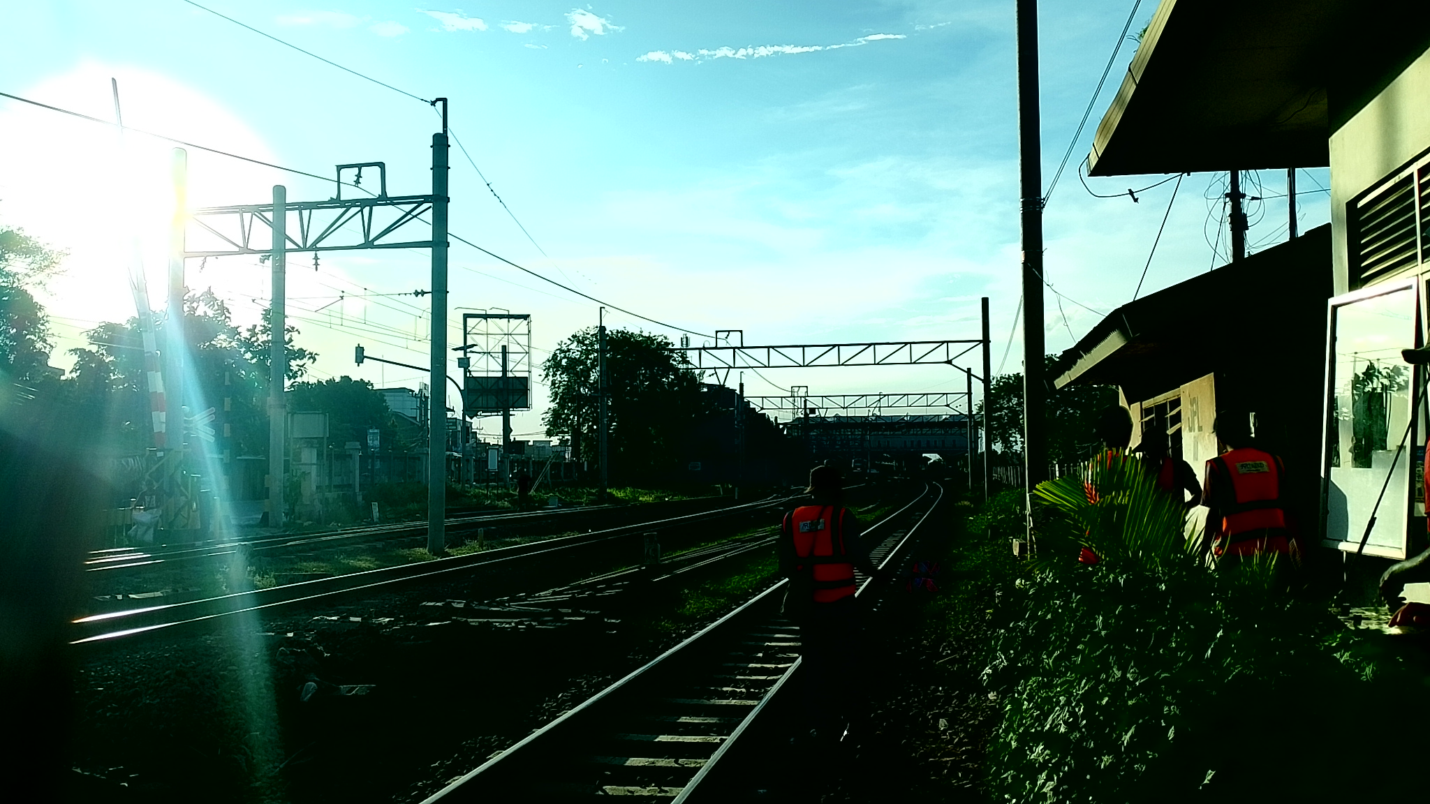 Gabut di Stasiun Indonesia - foto kereta api terbaru