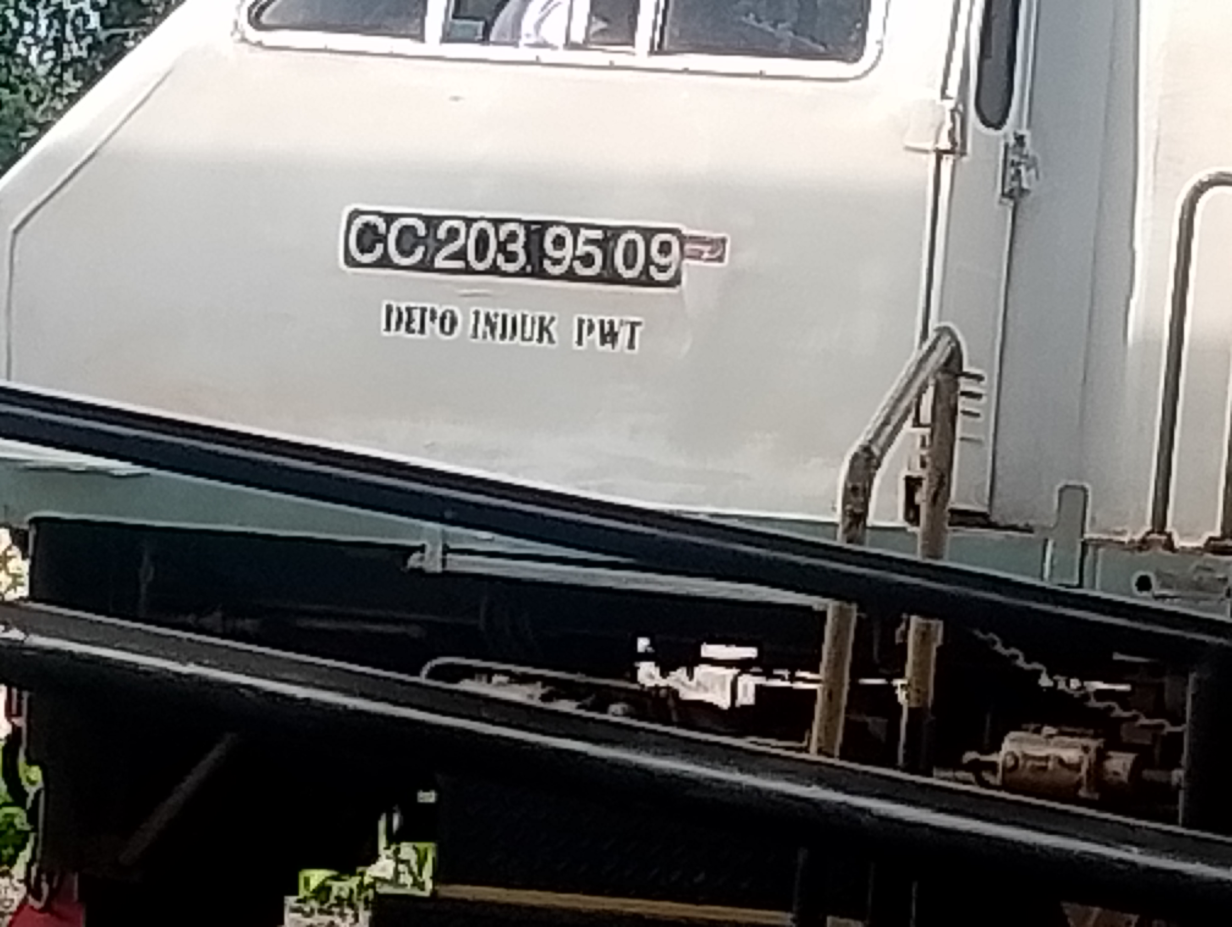 stasiun Karawang Dinas KA Madiun jaya  di Stasiun Indonesia - foto kereta api terbaru