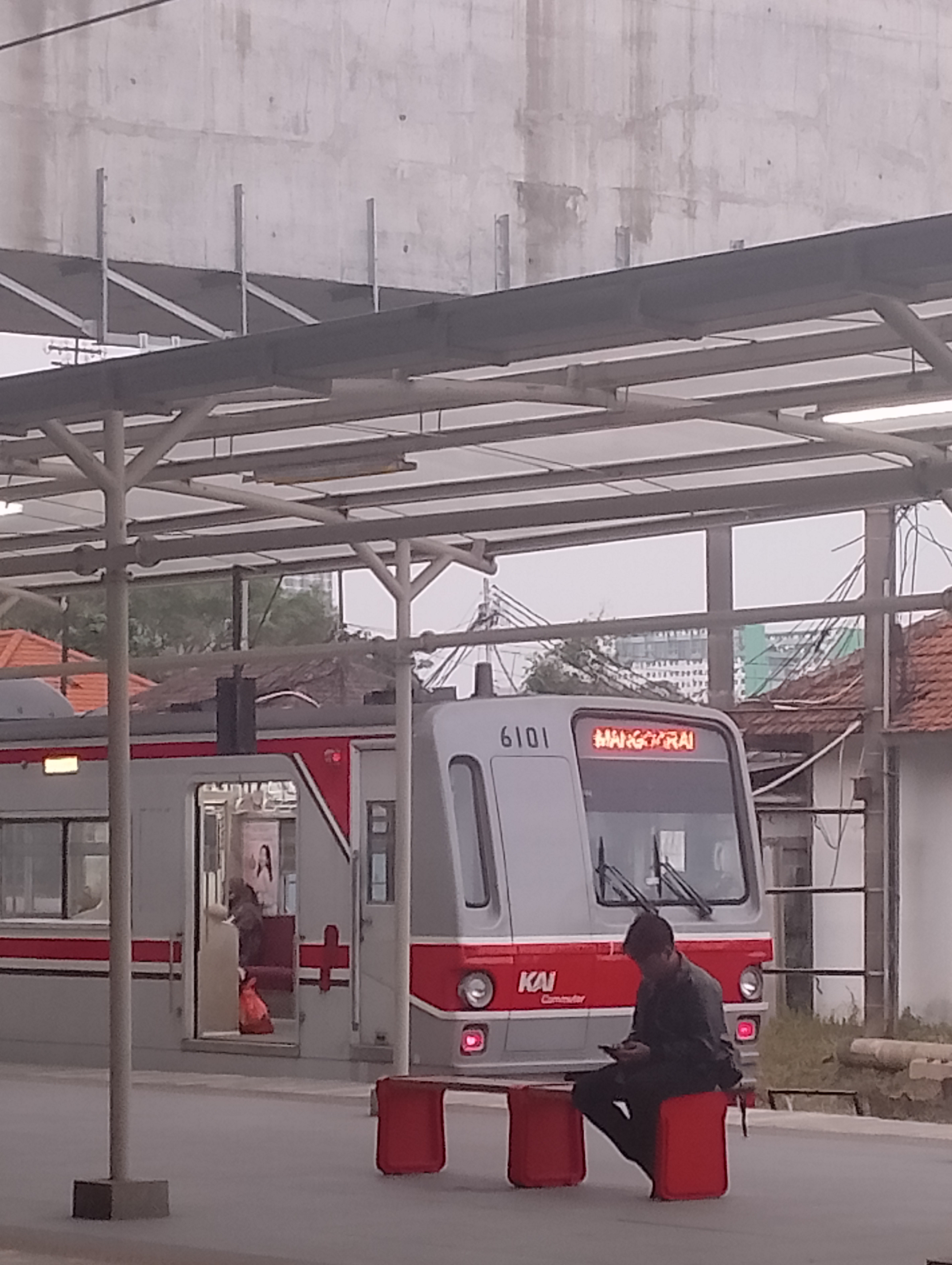 Di stasiun Manggarai  di Stasiun Indonesia - foto kereta api terbaru