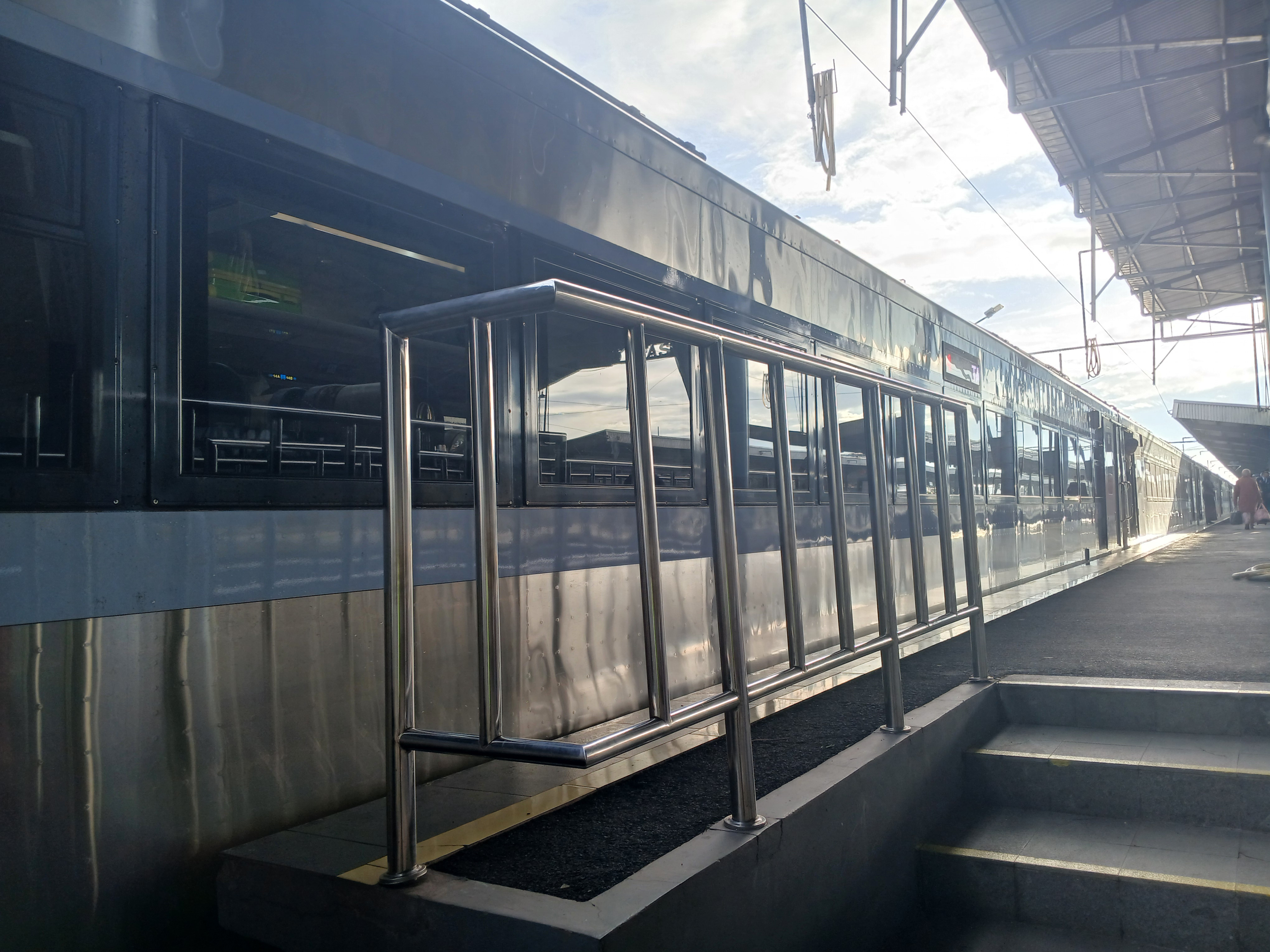 Kereta new generasi di Stasiun Indonesia - foto kereta api terbaru