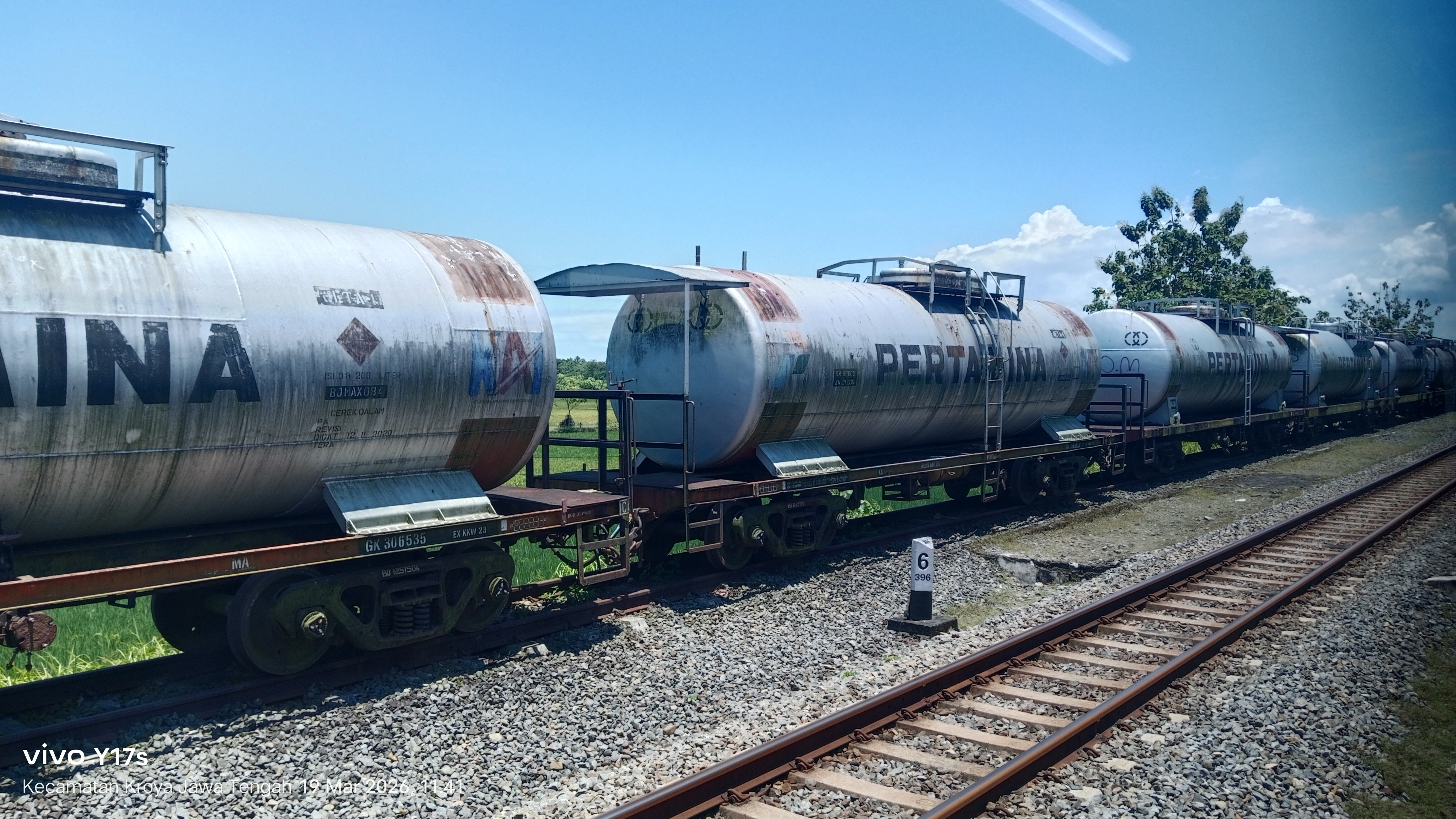 Kereta Api BBM Pertamina di Stasiun Sikampuh di Stasiun Indonesia - foto kereta api terbaru
