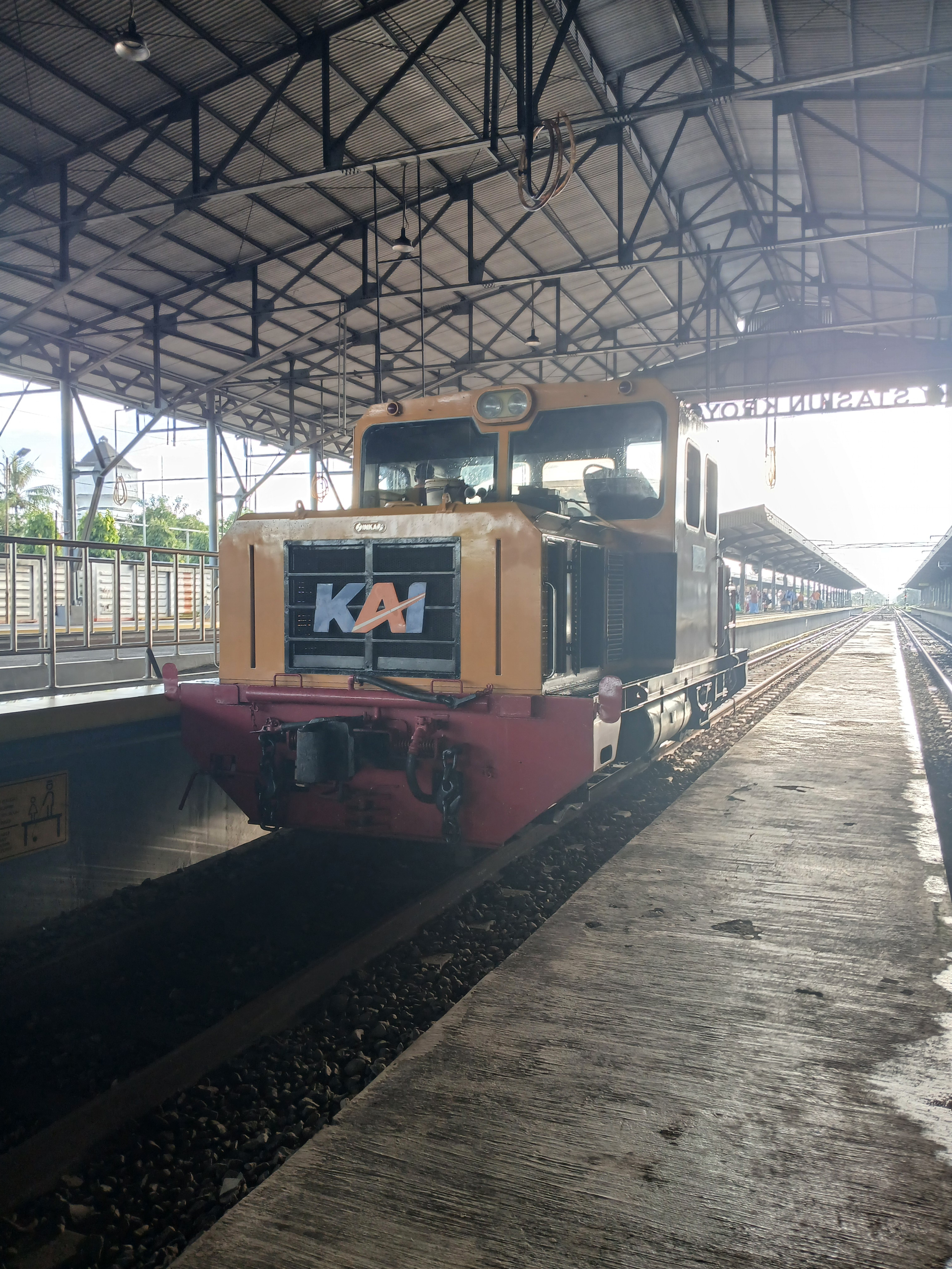 Kereta tmc di Stasiun Indonesia - foto kereta api terbaru
