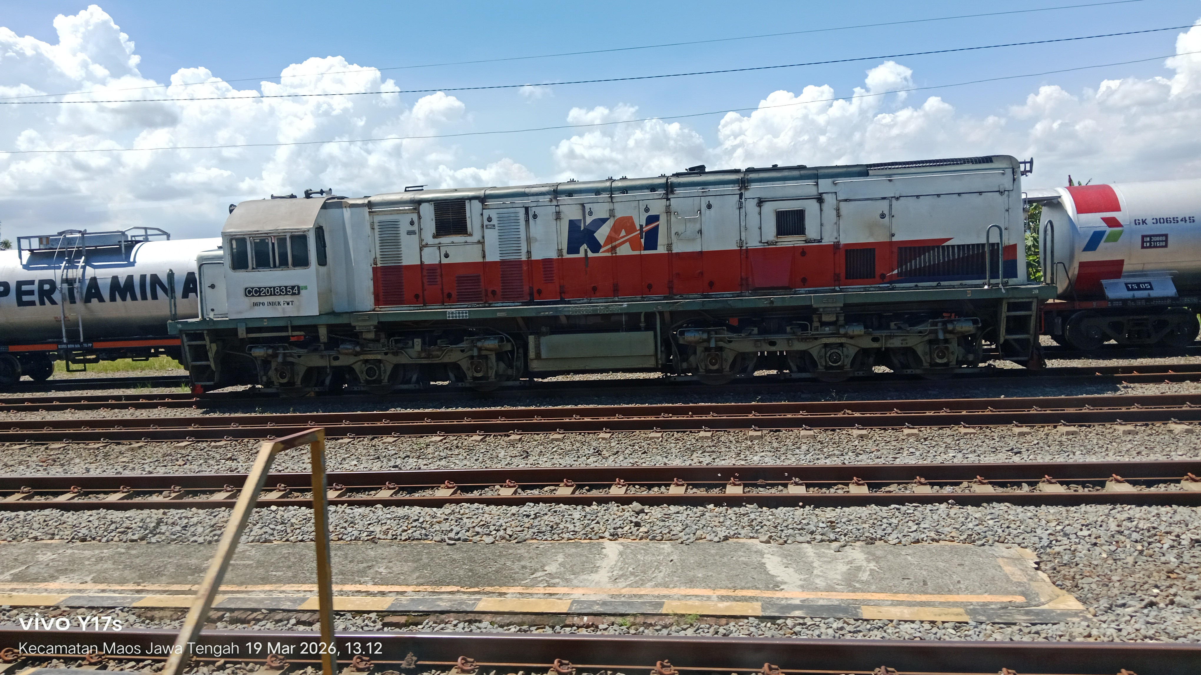 Lokomotif CC201 Menarik Rangkaian BBM Pertamina di Jalur Selatan Jawa di Stasiun Indonesia - foto kereta api terbaru