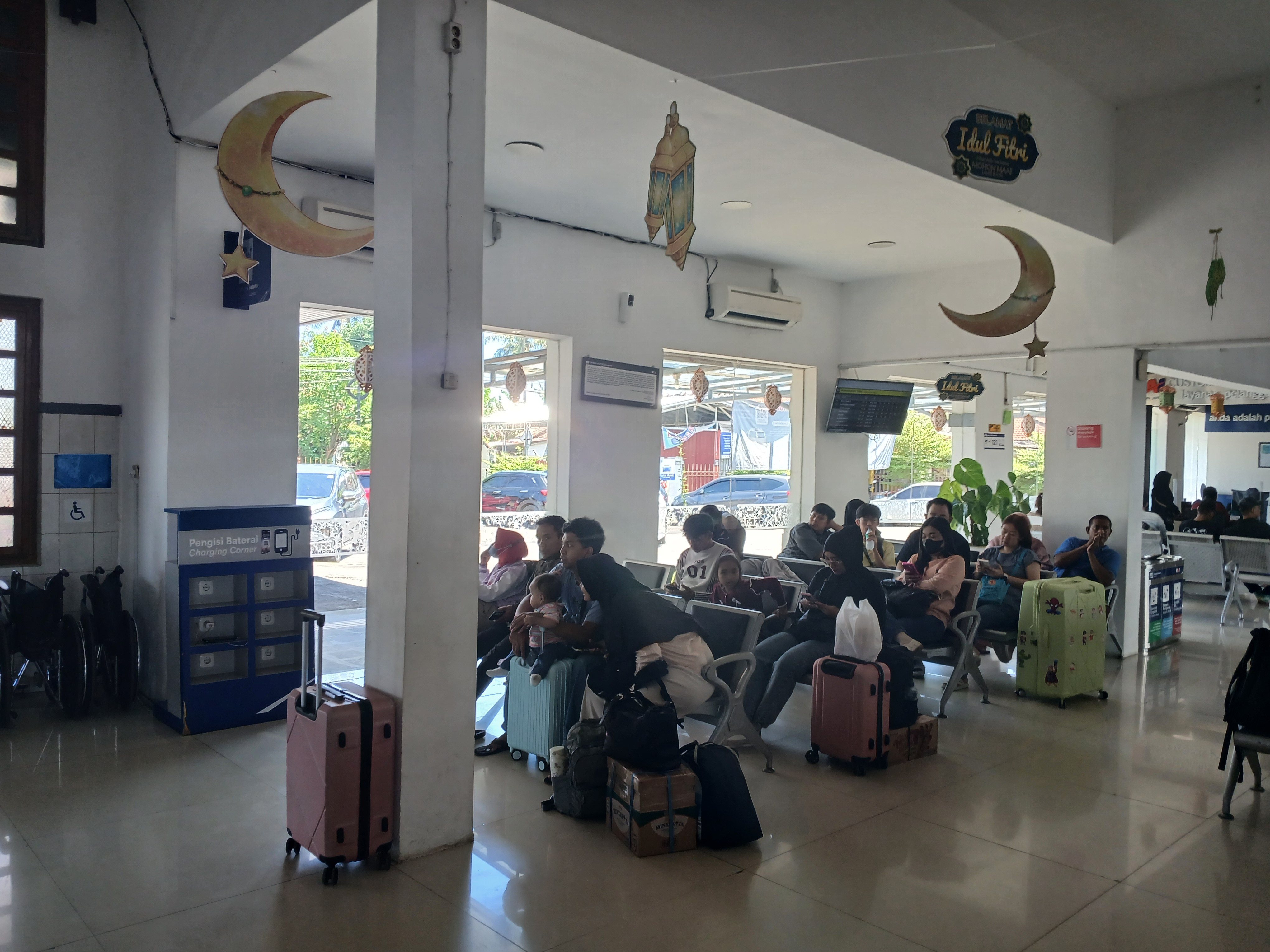 Hool stasiun kroya di Stasiun Indonesia - foto kereta api terbaru