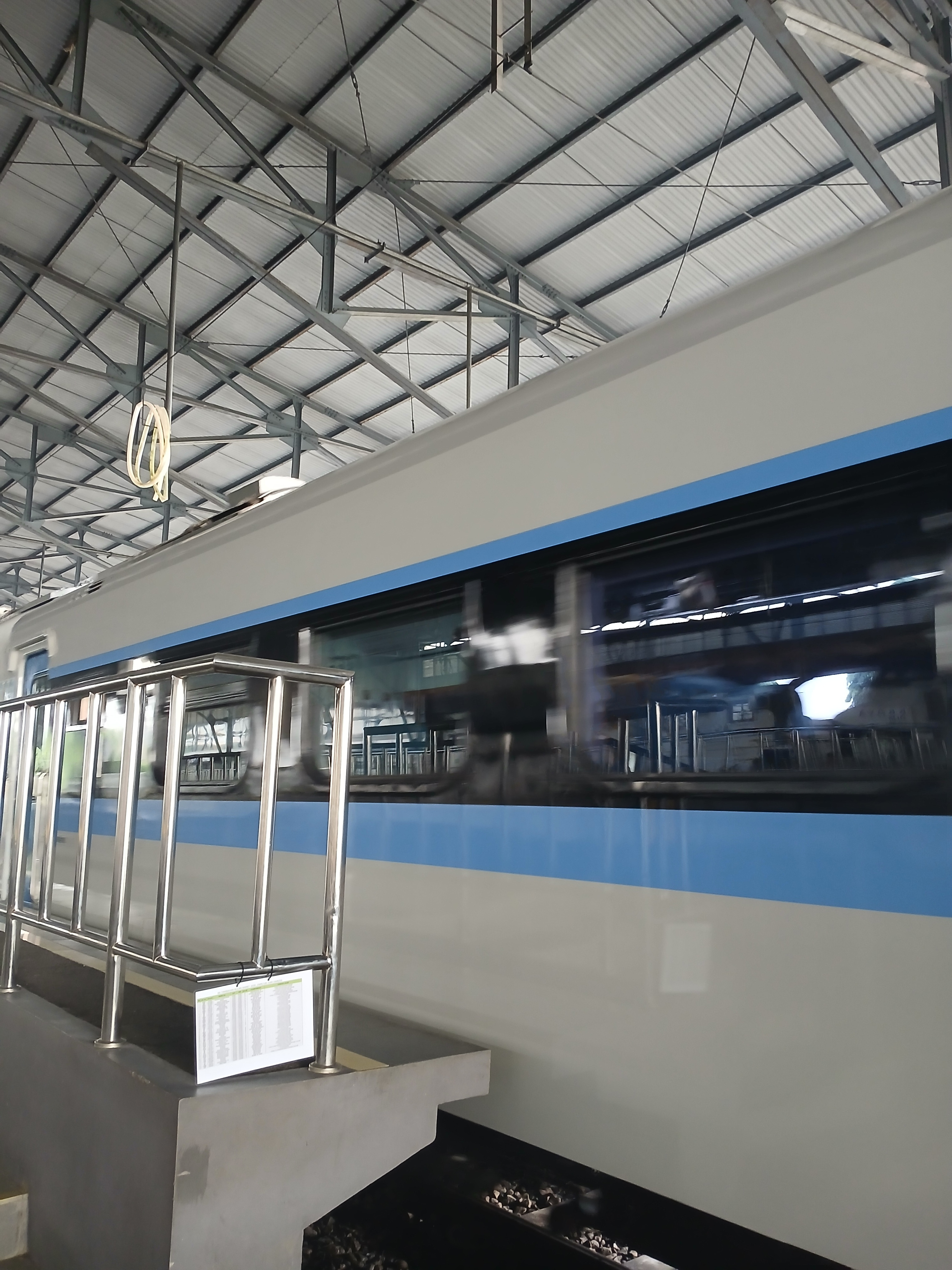 Kereta kerakyatan di Stasiun Indonesia - foto kereta api terbaru