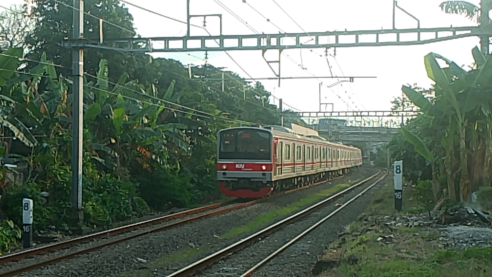 JR 205 di Stasiun Indonesia - foto kereta api terbaru
