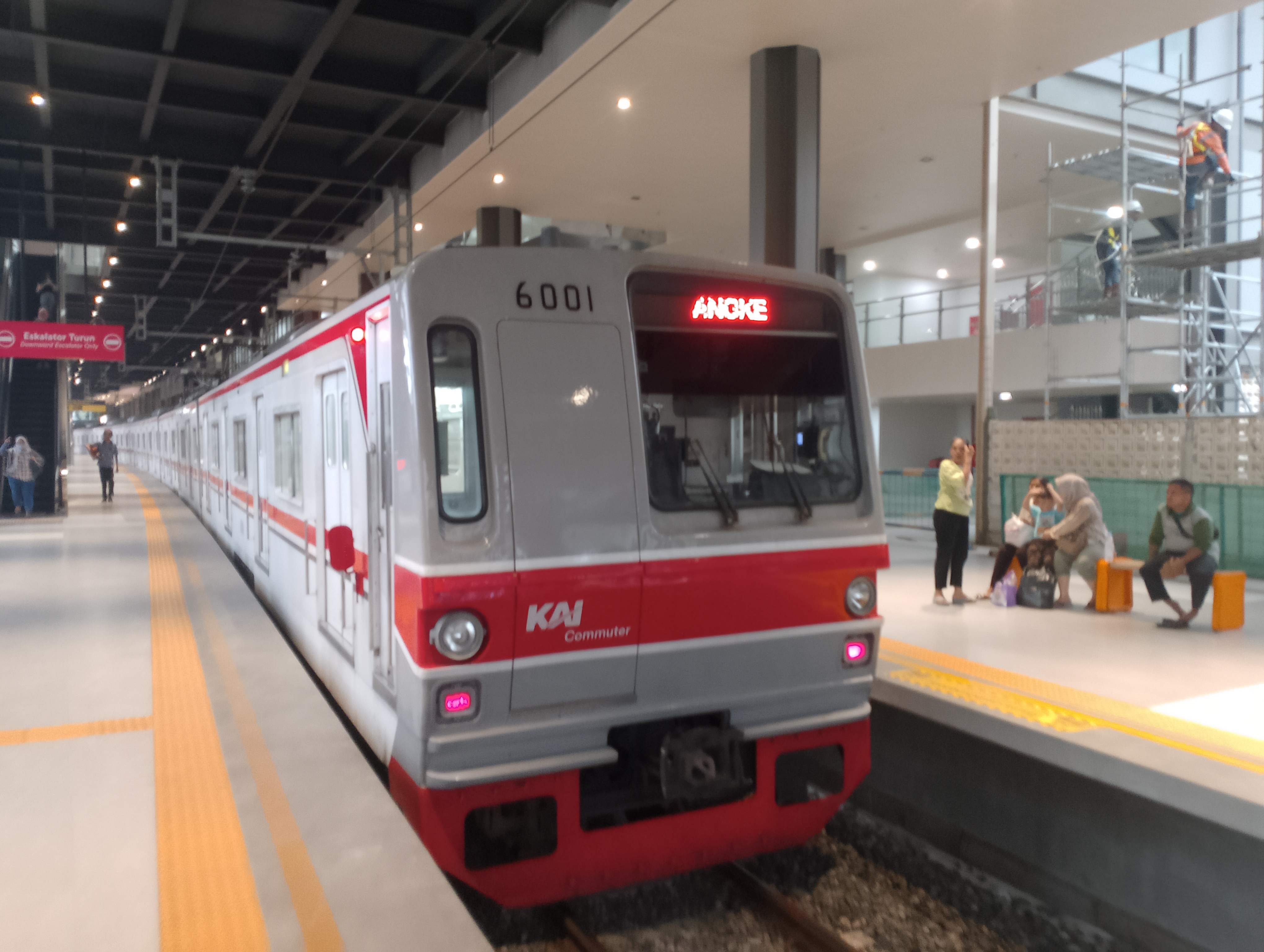 NENEK PENSIUN  di Stasiun Indonesia - foto kereta api terbaru