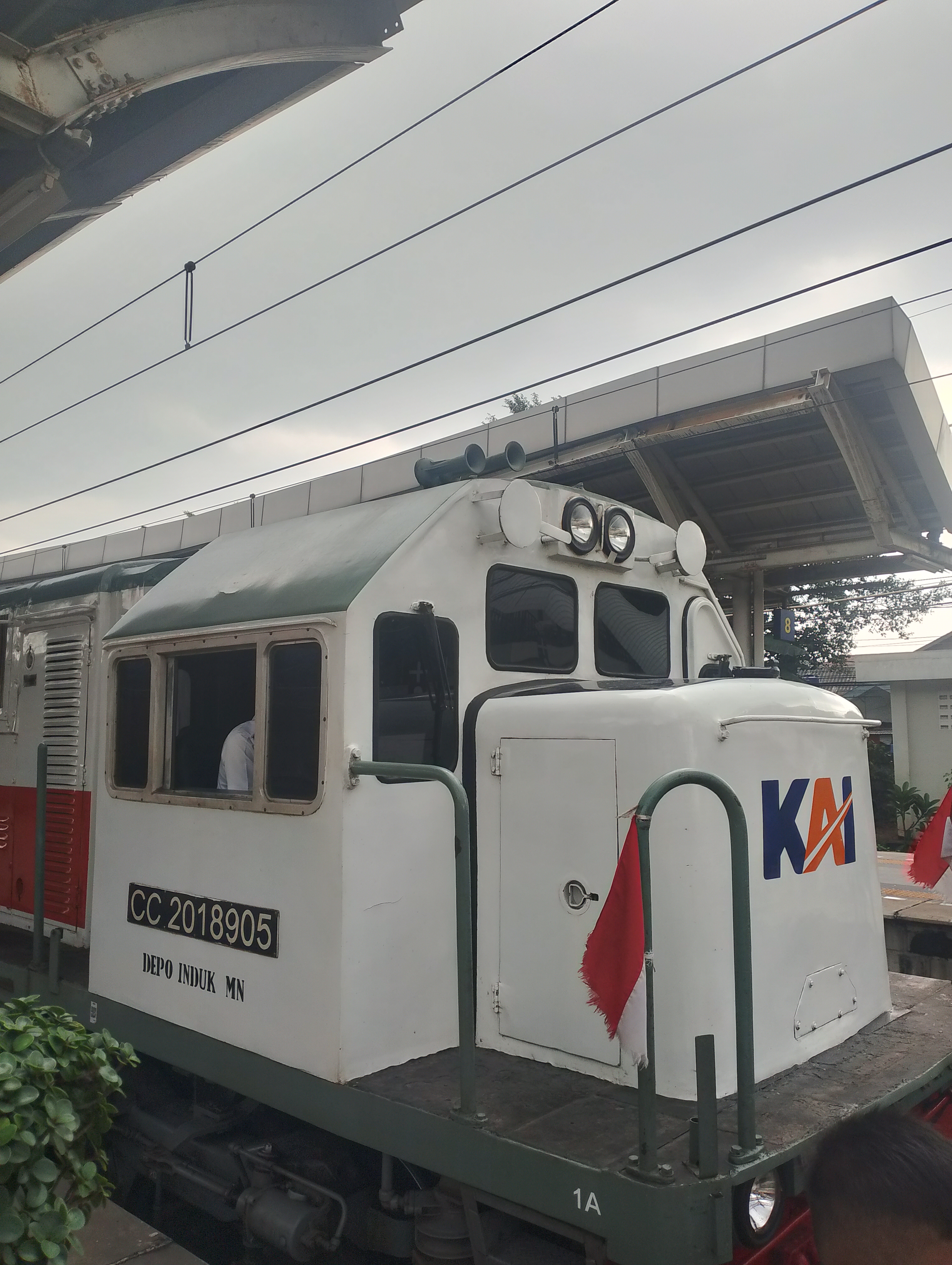 CC201 89 05 di Stasiun Indonesia - foto kereta api terbaru