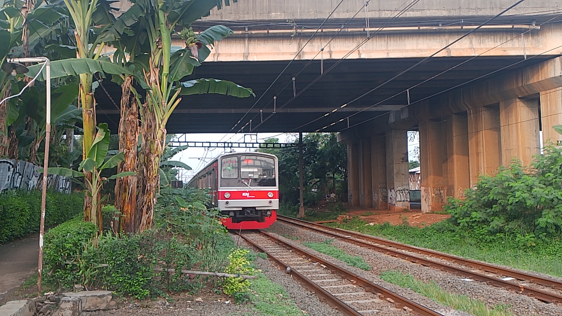 JR 205 SERIES  di Stasiun Indonesia - foto kereta api terbaru