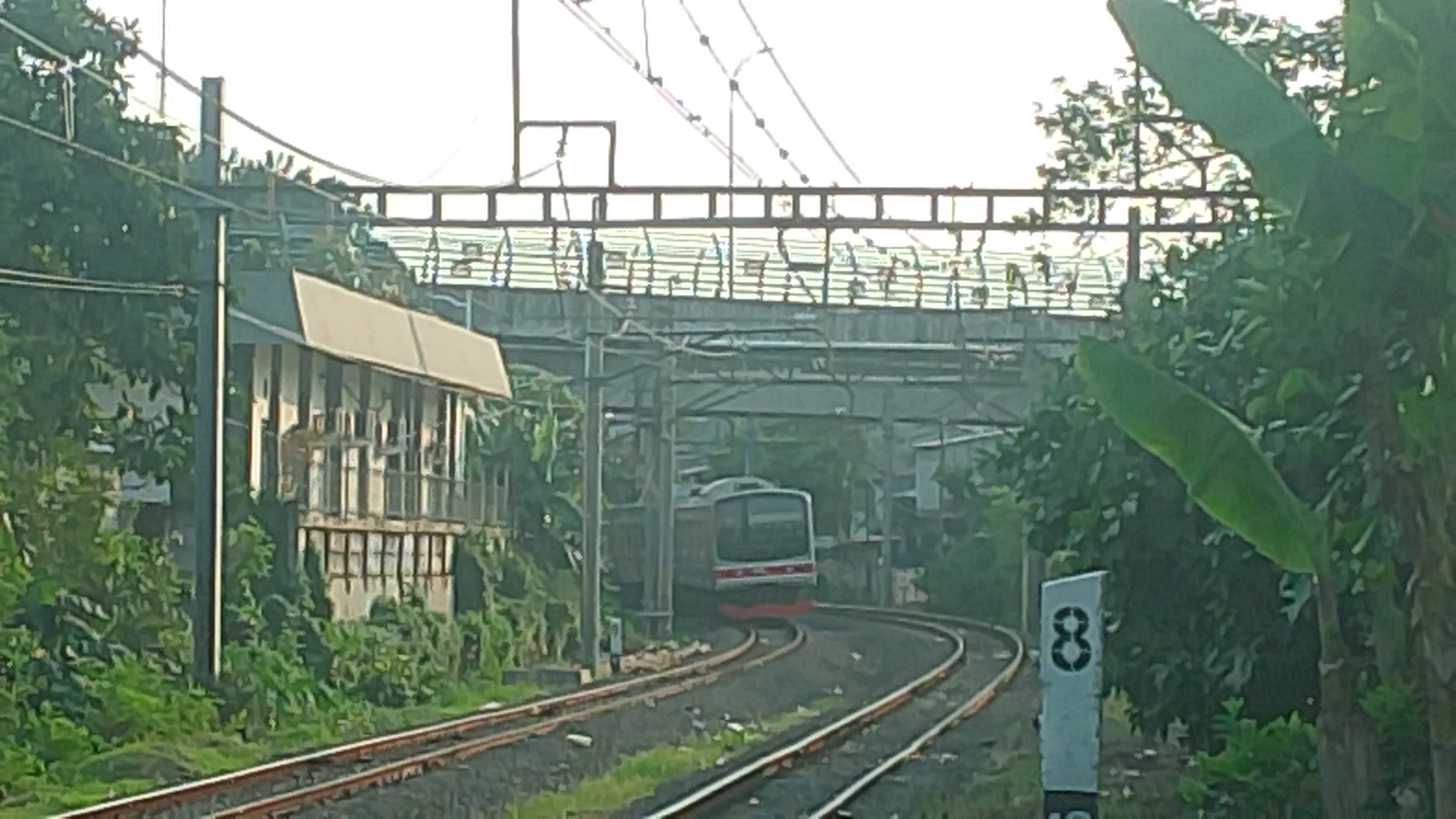 JR 205 TIPE MARCHEN  di Stasiun Indonesia - foto kereta api terbaru