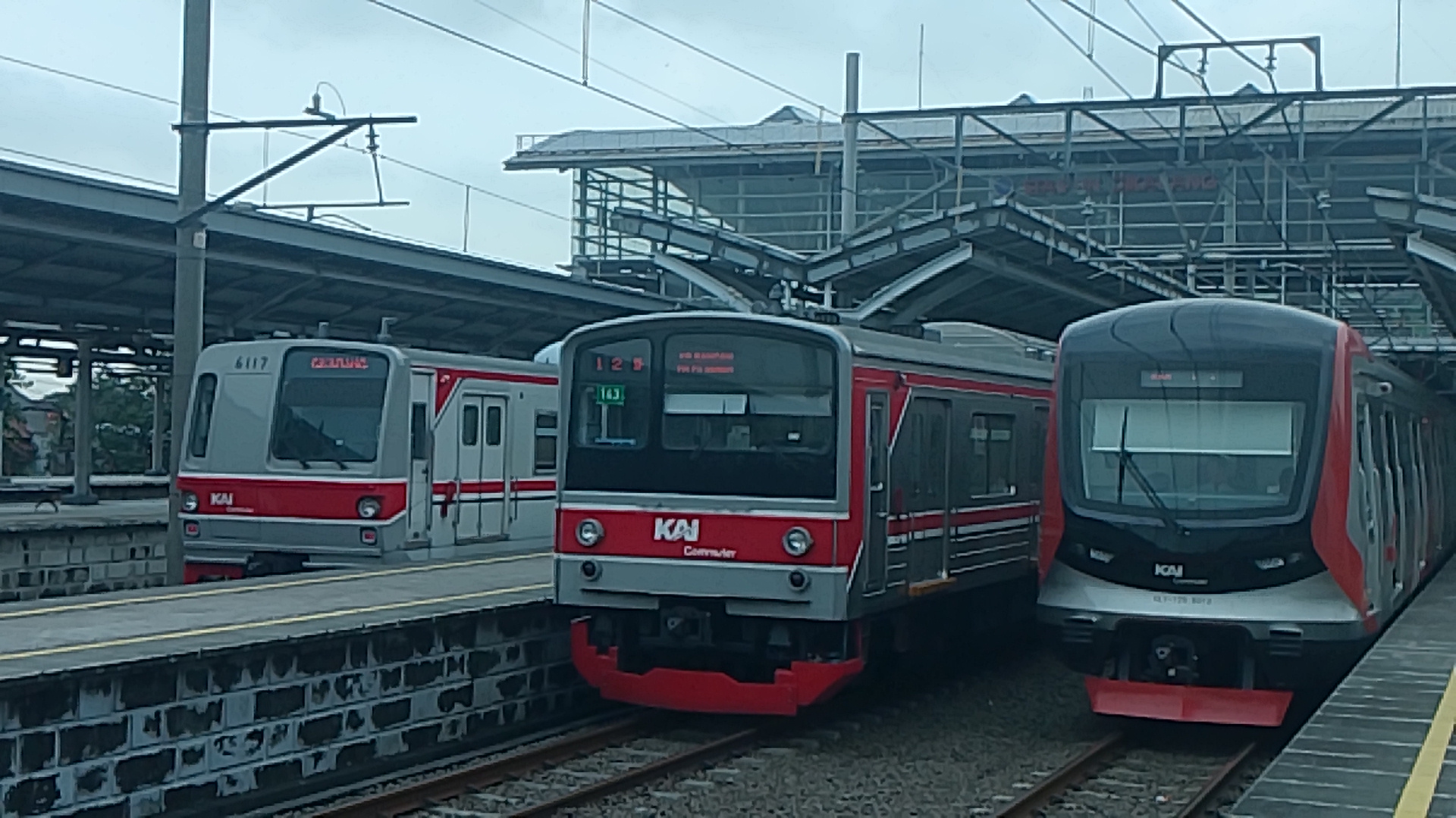 3 seri KRL yg sering dinas di Cikarang line di Stasiun Indonesia - foto kereta api terbaru