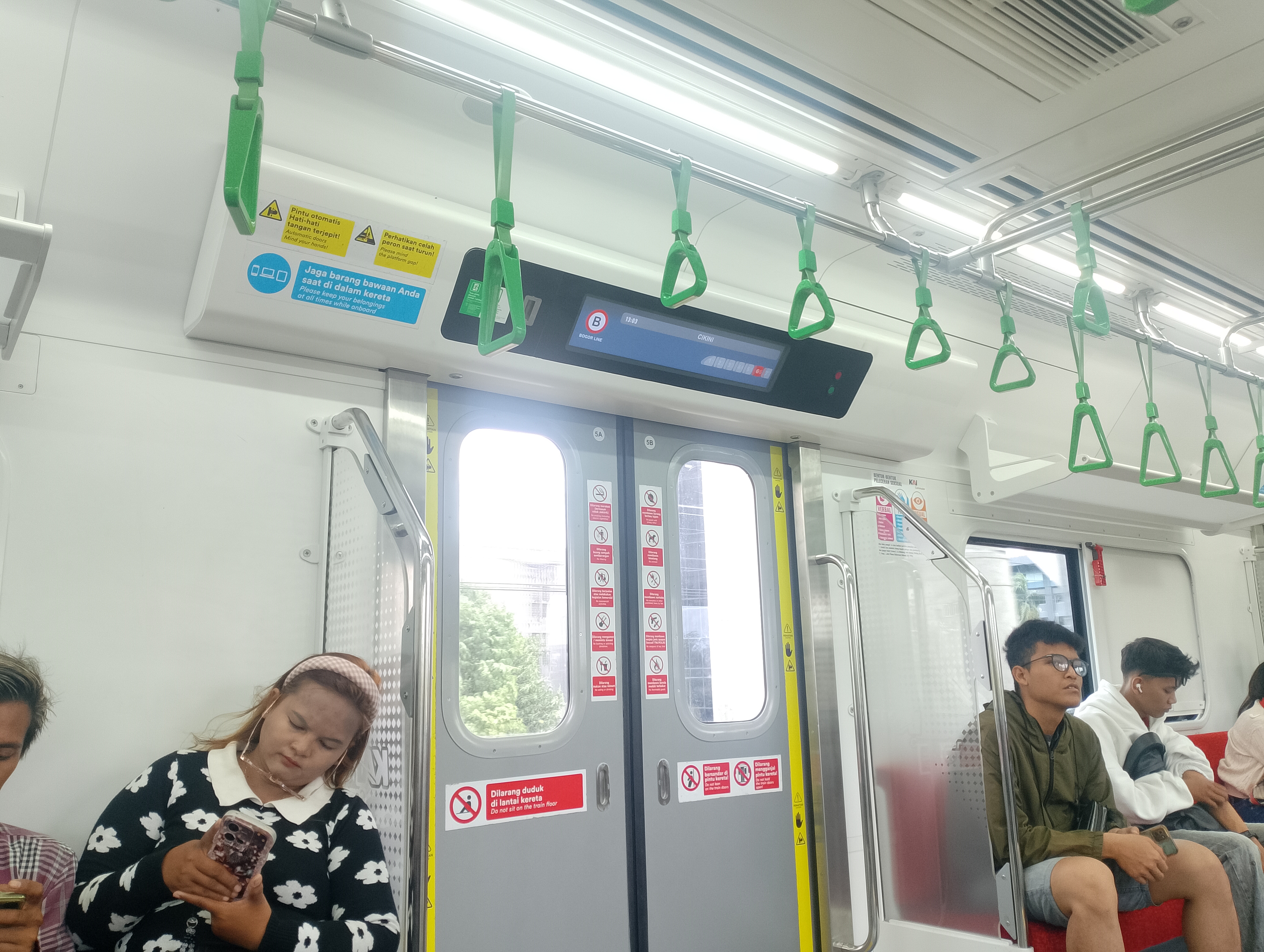 Pertama kali naik KRL inka di Stasiun Indonesia - foto kereta api terbaru