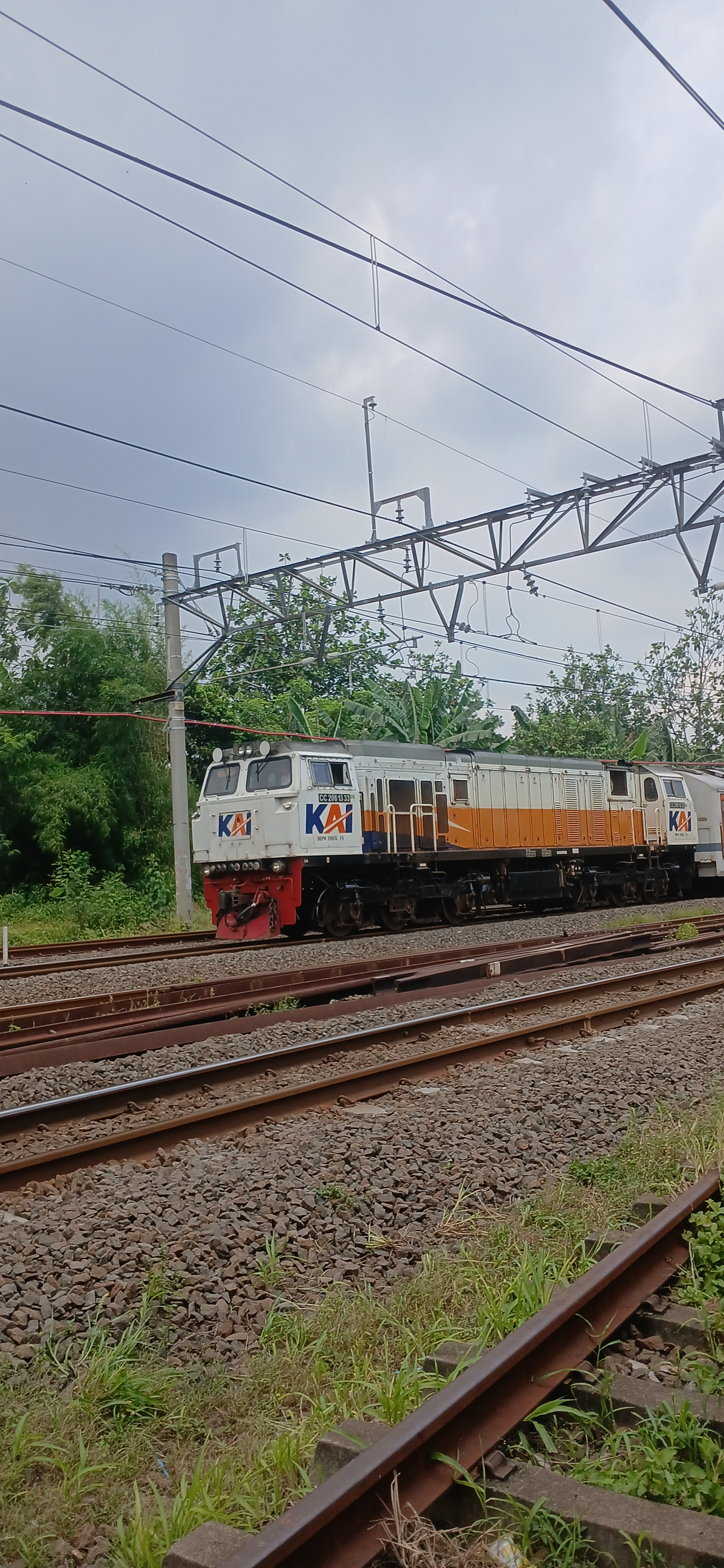 CC 206 13 33 CN di Stasiun Indonesia - foto kereta api terbaru