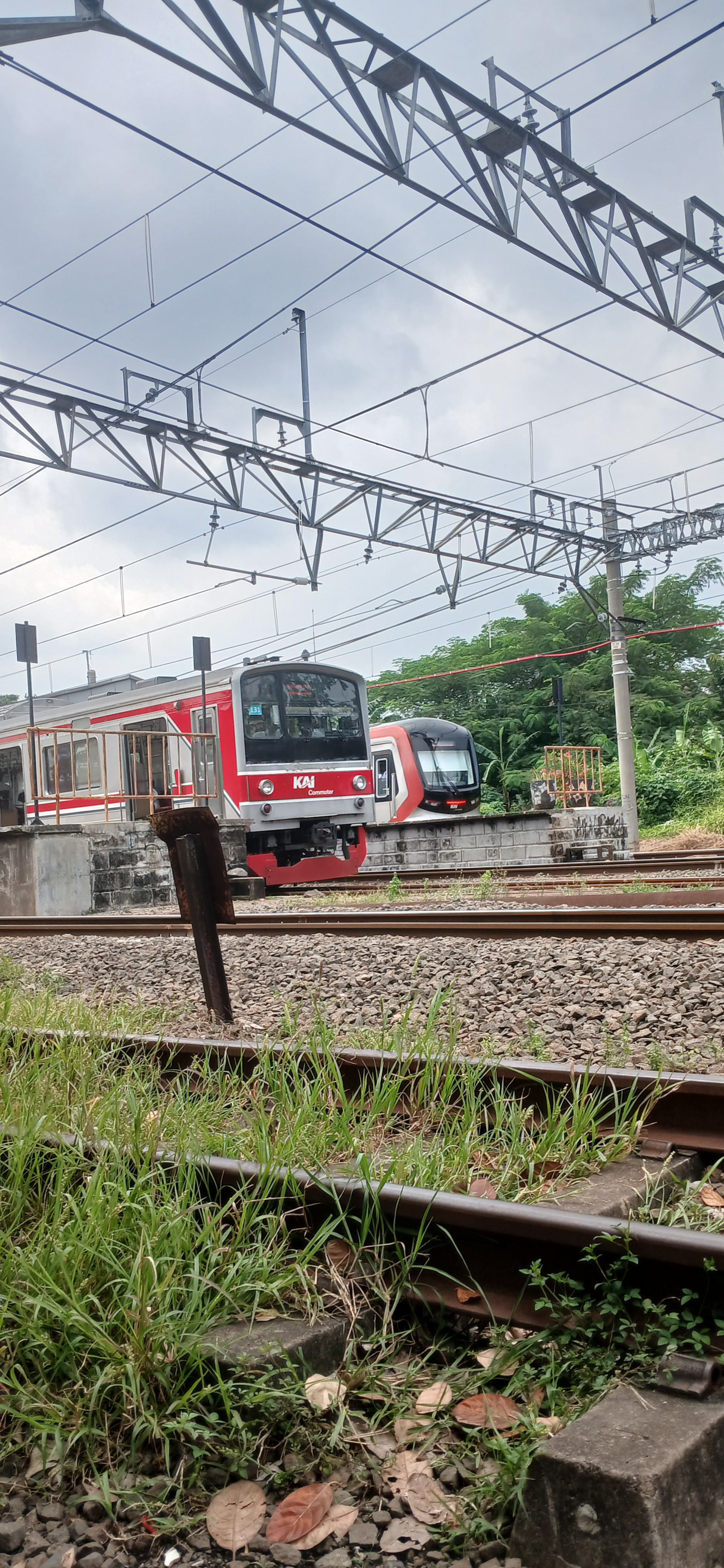JR 205 dan CRRC di Stasiun Indonesia - foto kereta api terbaru