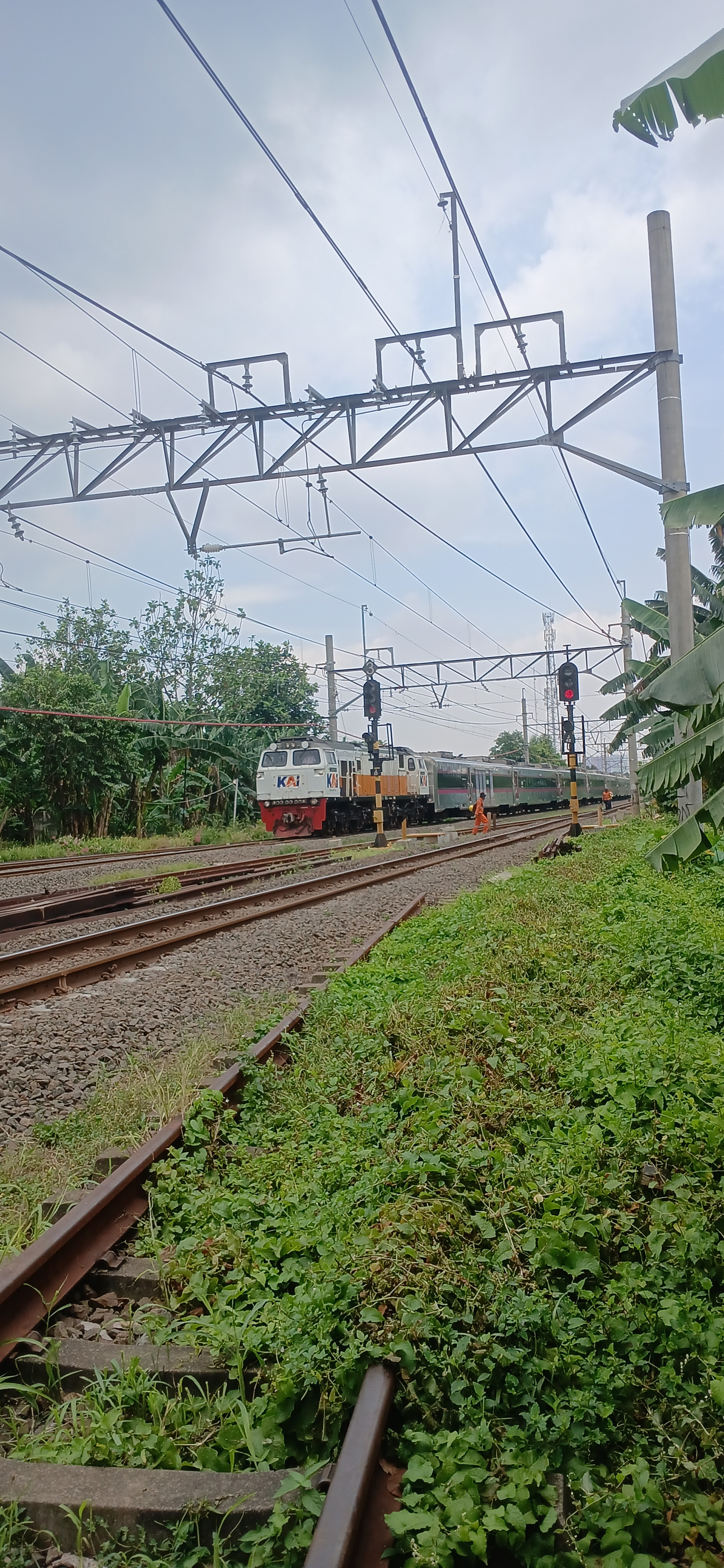 KA tegal bahari di Stasiun Indonesia - foto kereta api terbaru