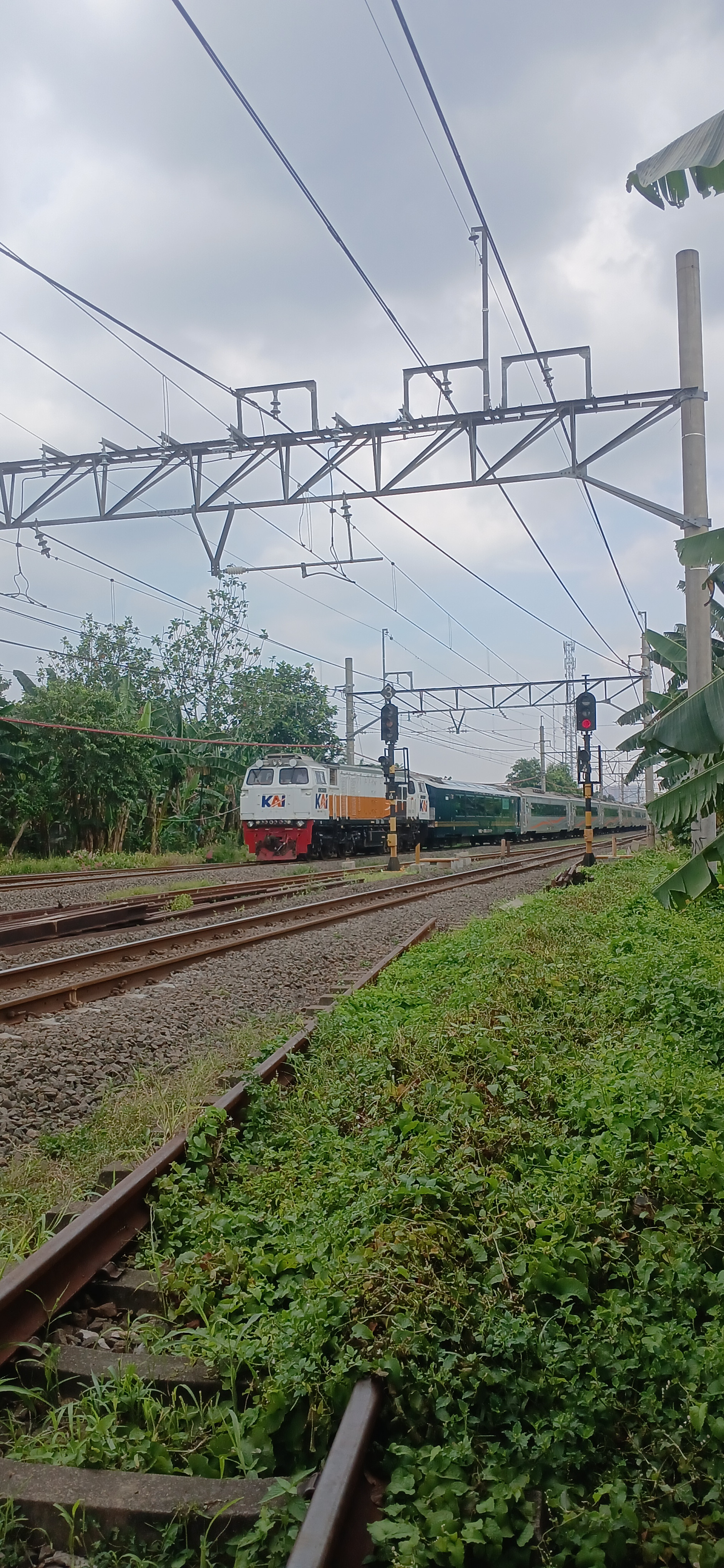 KA MANAHAN di Stasiun Indonesia - foto kereta api terbaru