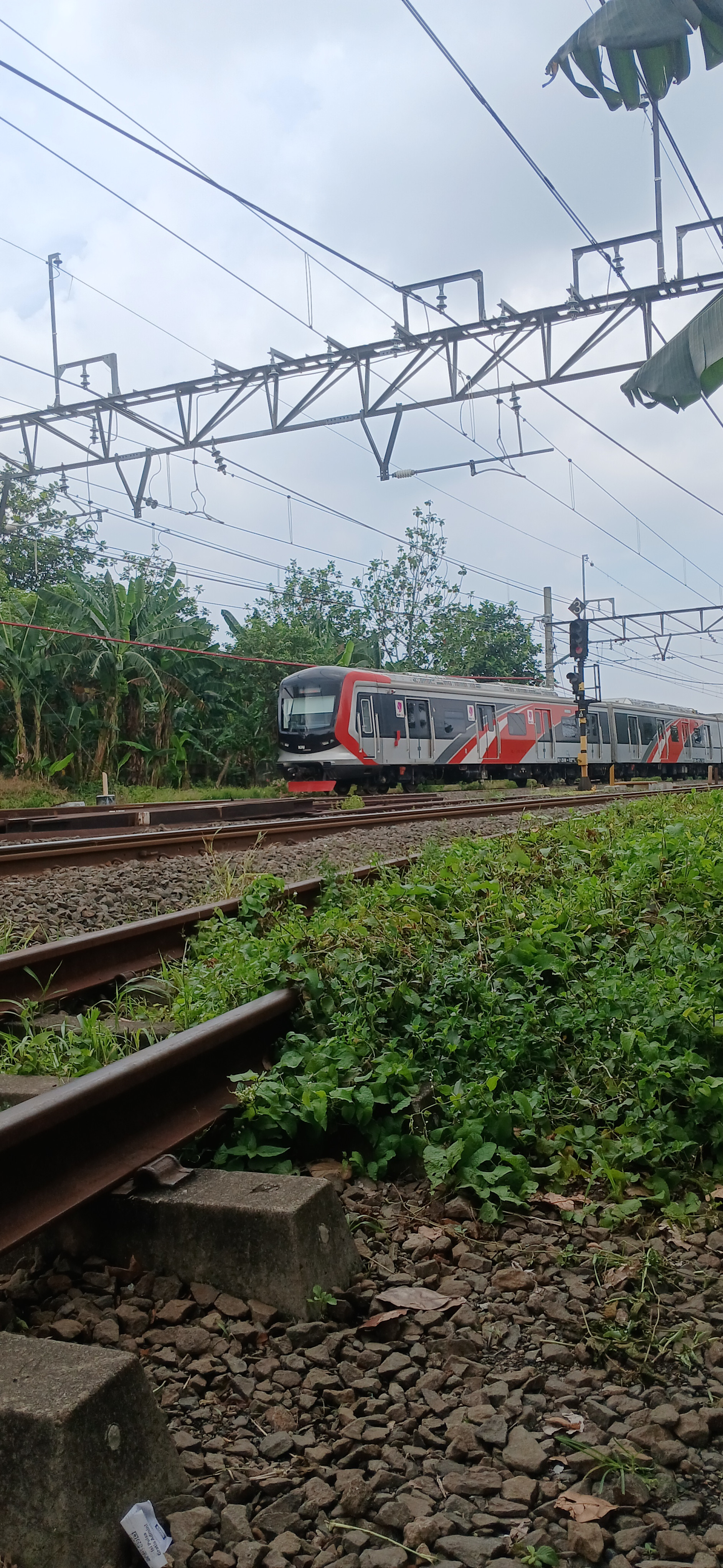 KRL feeder tambun di Stasiun Indonesia - foto kereta api terbaru