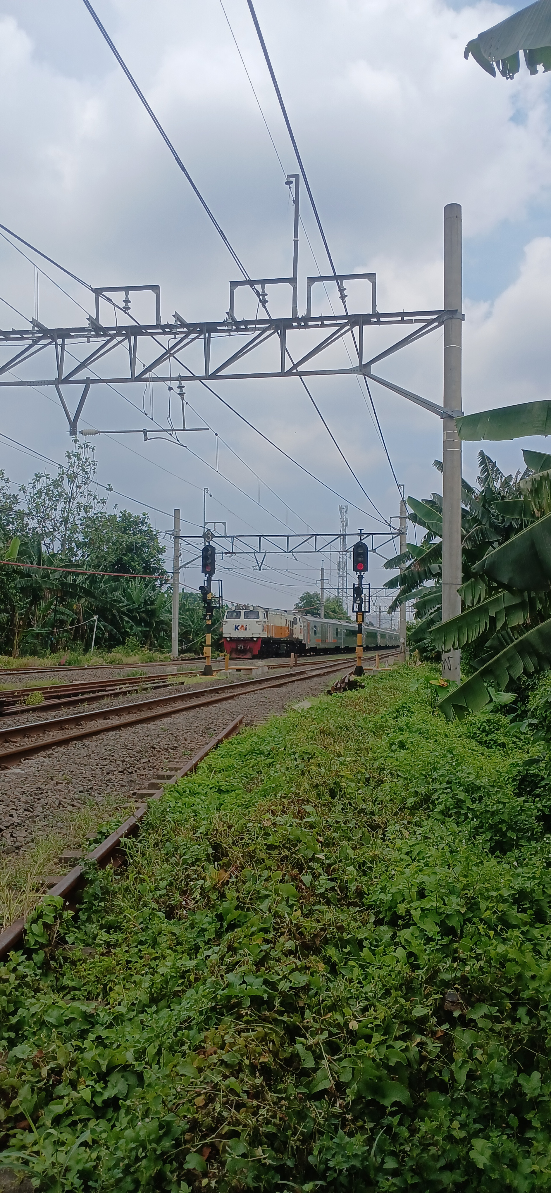 KA sembrani di Stasiun Indonesia - foto kereta api terbaru