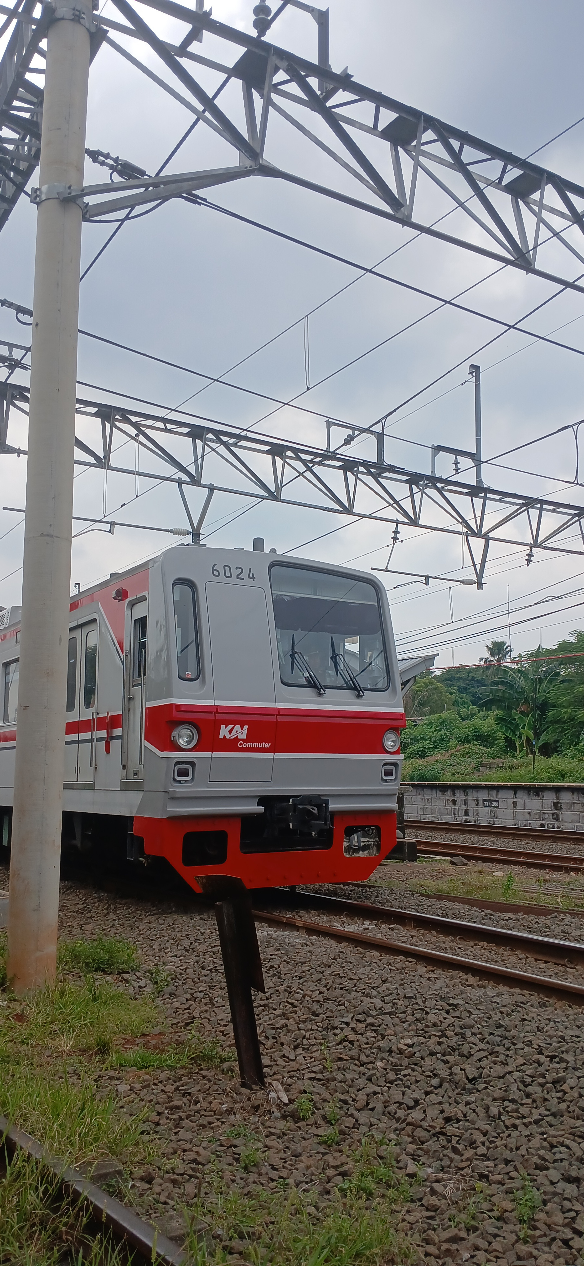 6024 di Stasiun Indonesia - foto kereta api terbaru