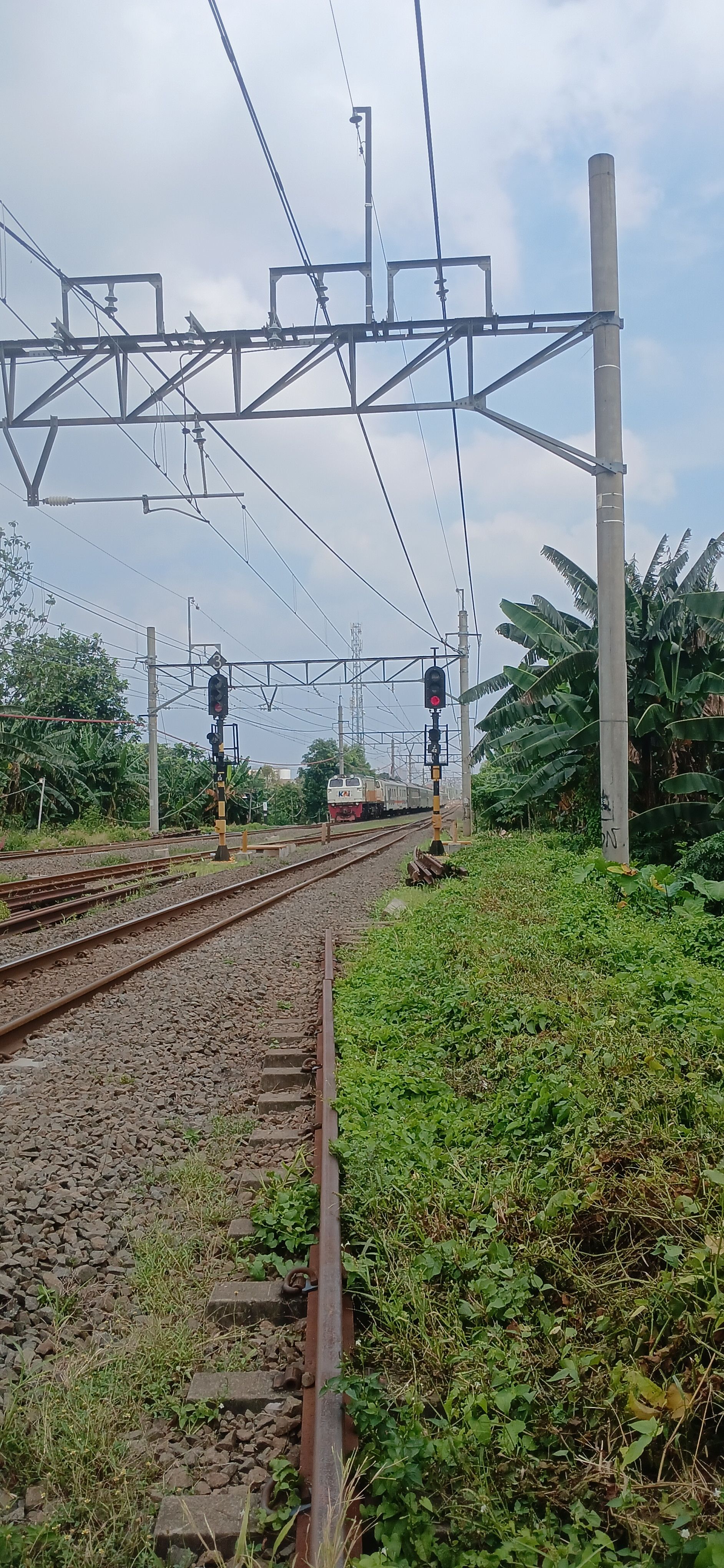 KA prahyangan di Stasiun Indonesia - foto kereta api terbaru