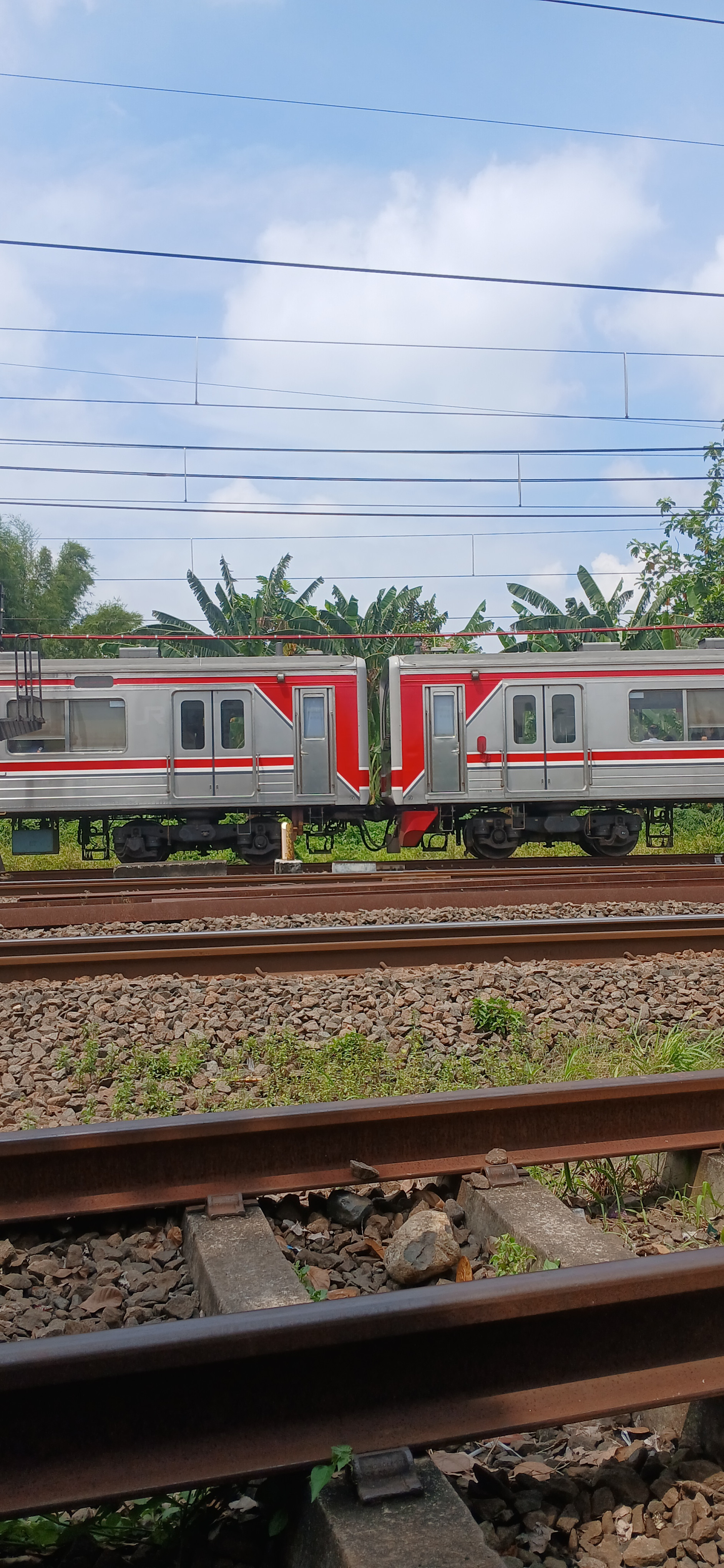 JR 205 53 KABTENG MARCHEN di Stasiun Indonesia - foto kereta api terbaru