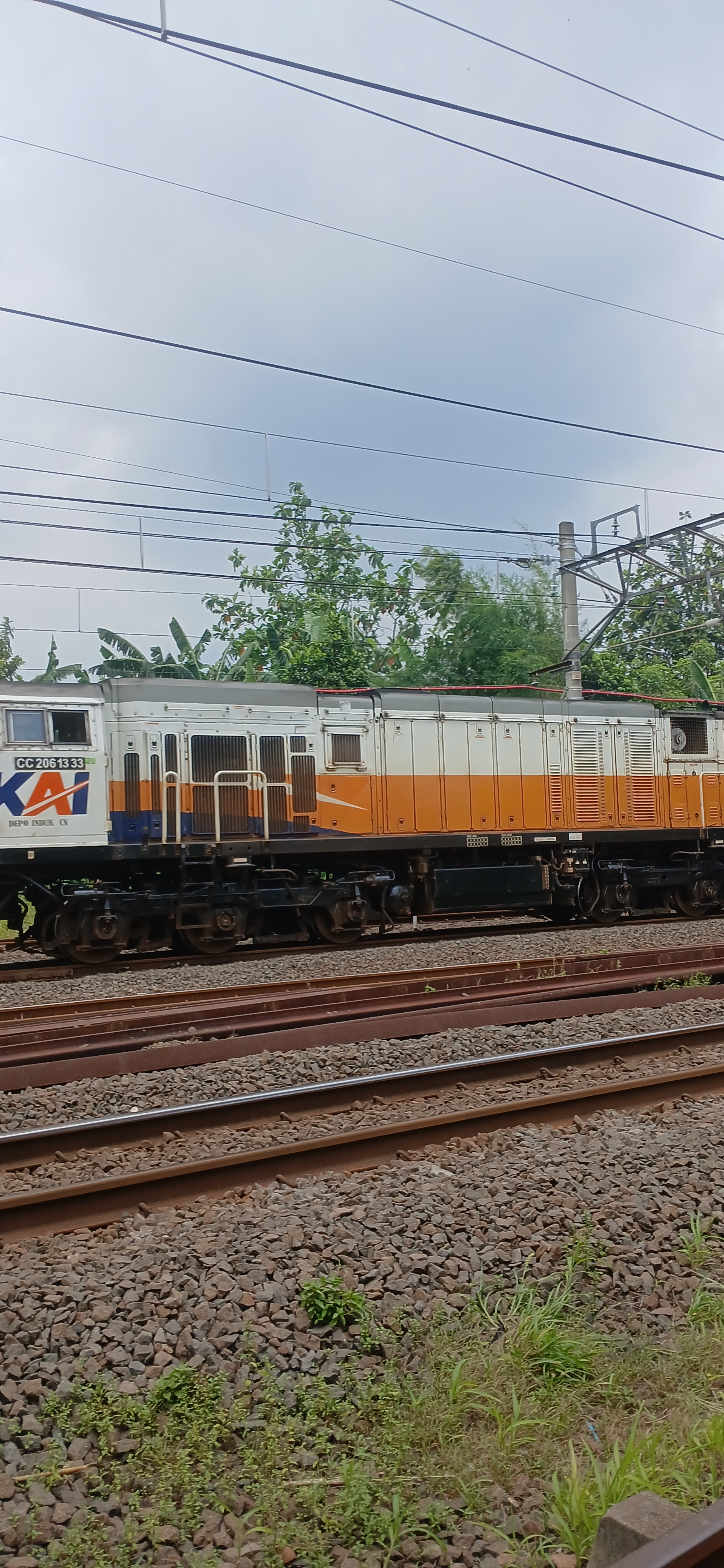 Foto cc 206 13 33 di Stasiun Indonesia - foto kereta api terbaru