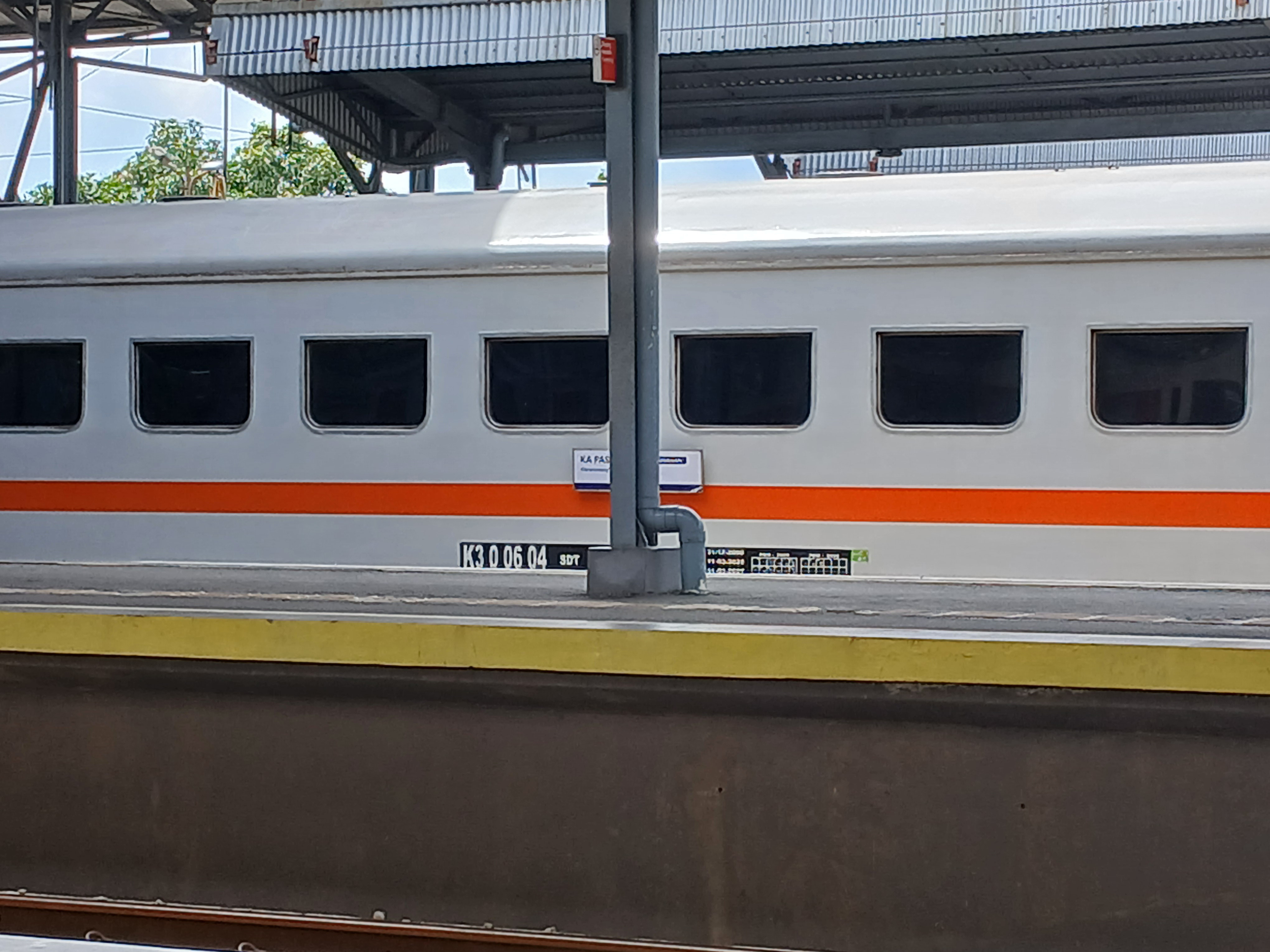 Ka pasundan tambahan di Stasiun Indonesia - foto kereta api terbaru