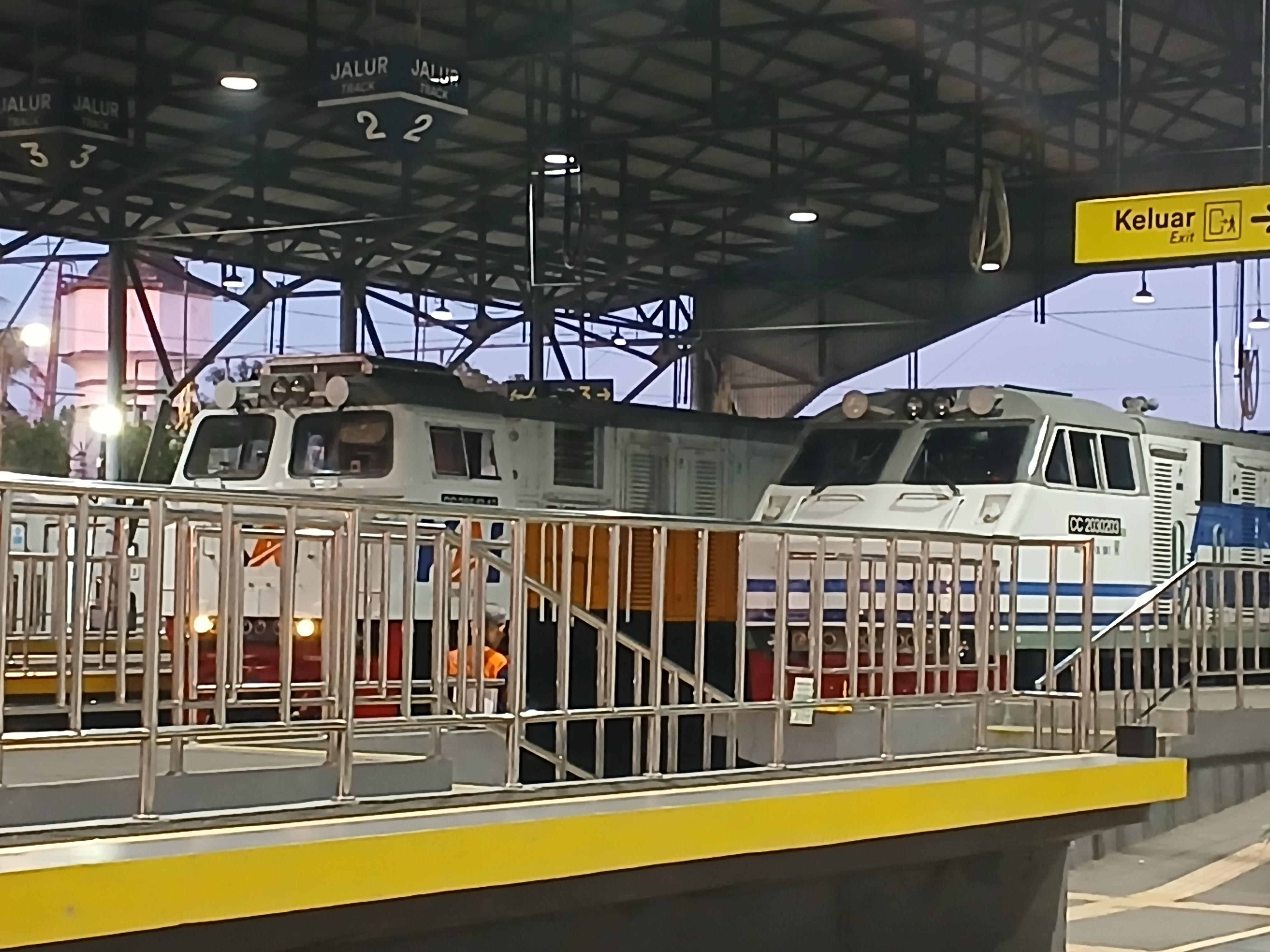 Berjejer dengan rapih di Stasiun Indonesia - foto kereta api terbaru