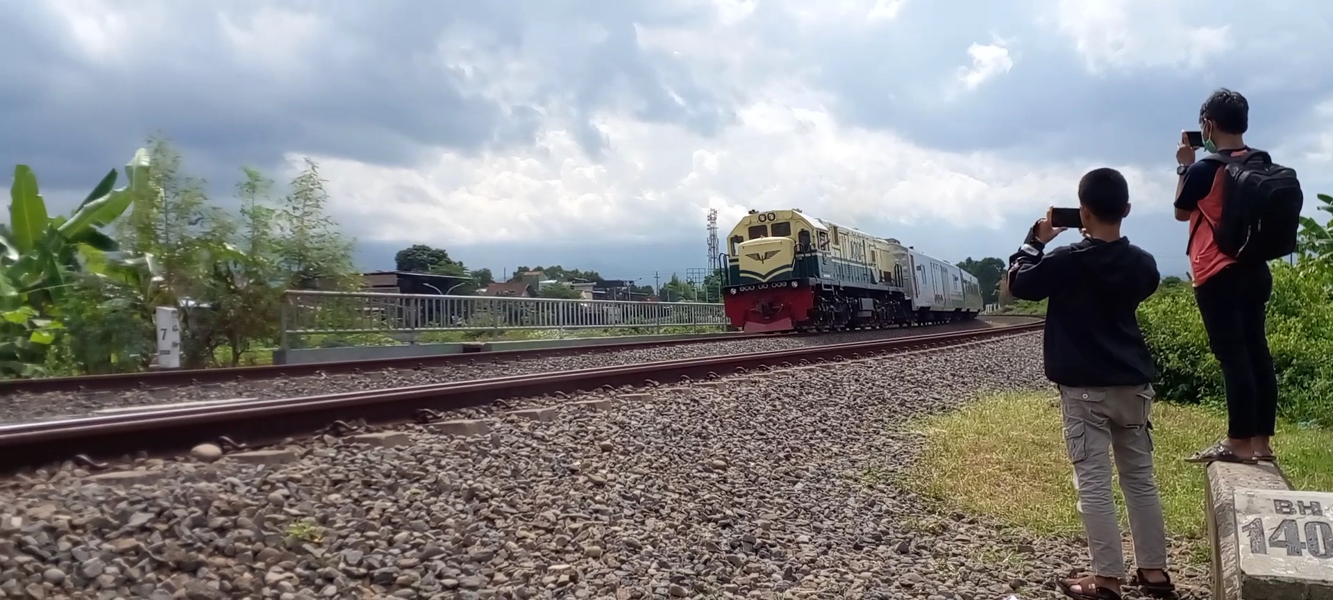 Lokomotif vintage melintas di atas underpass purwokerto di Stasiun Indonesia - foto kereta api terbaru