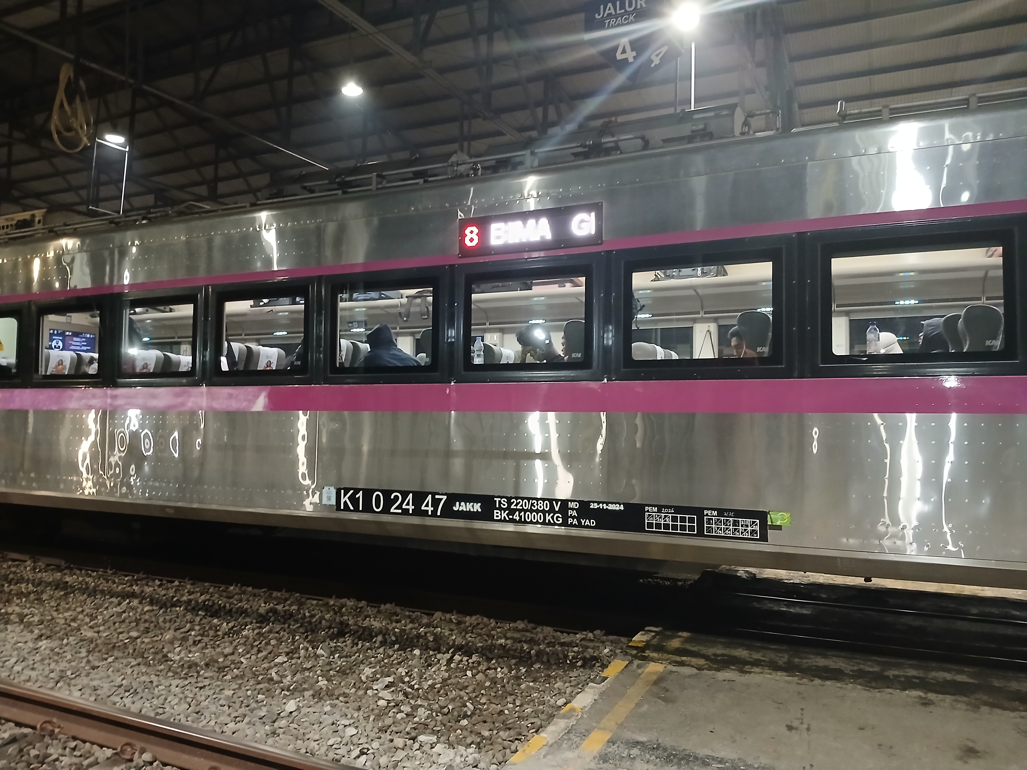 Ka biru malam di Stasiun Indonesia - foto kereta api terbaru