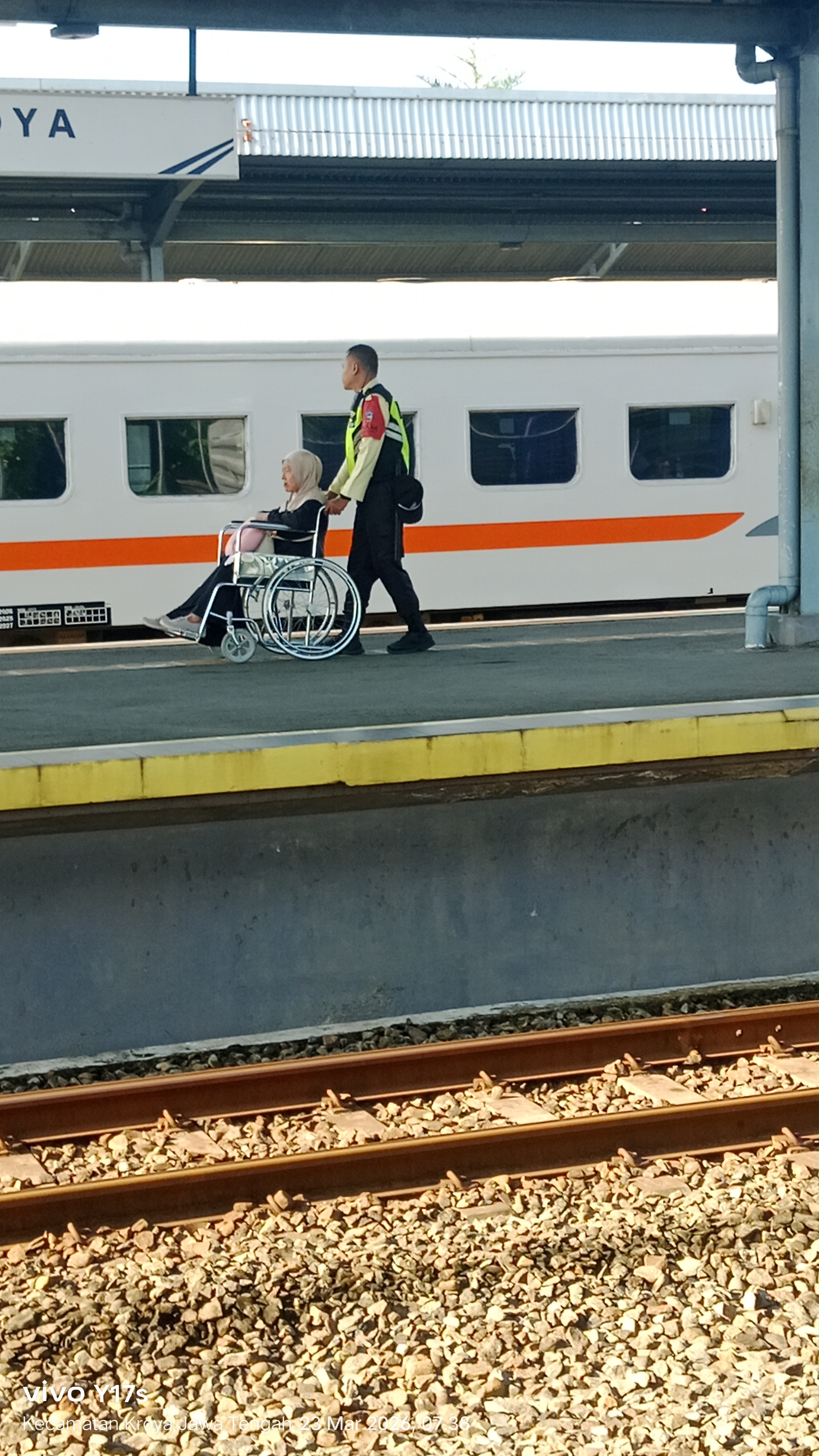Pelayanan Petugas Satpam Kereta api di Stasiun Indonesia - foto kereta api terbaru