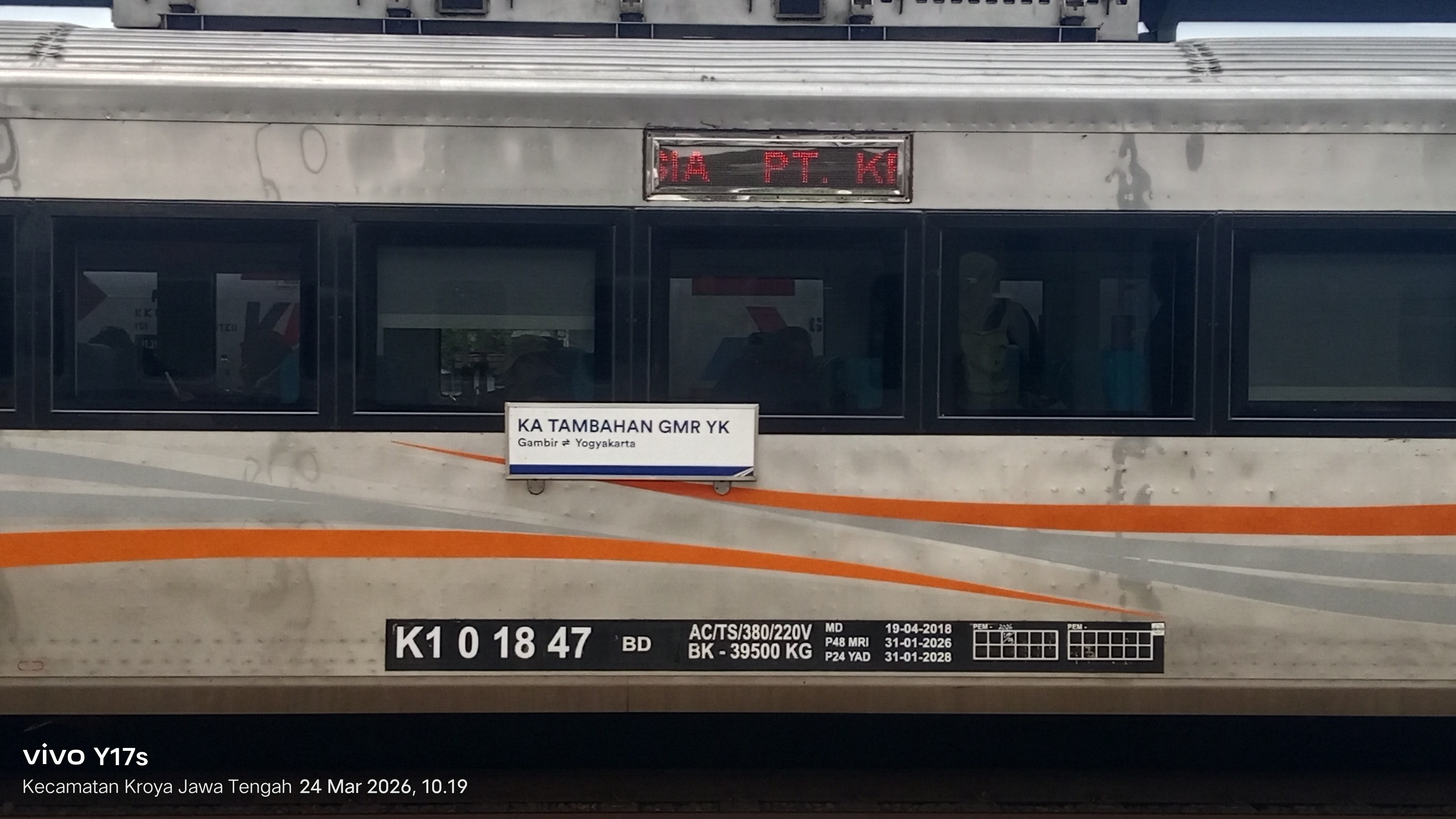 Foto KA tambahan relasi Gambir – Yogyakarta  - Kereta Ka Tambahan di Indonesia