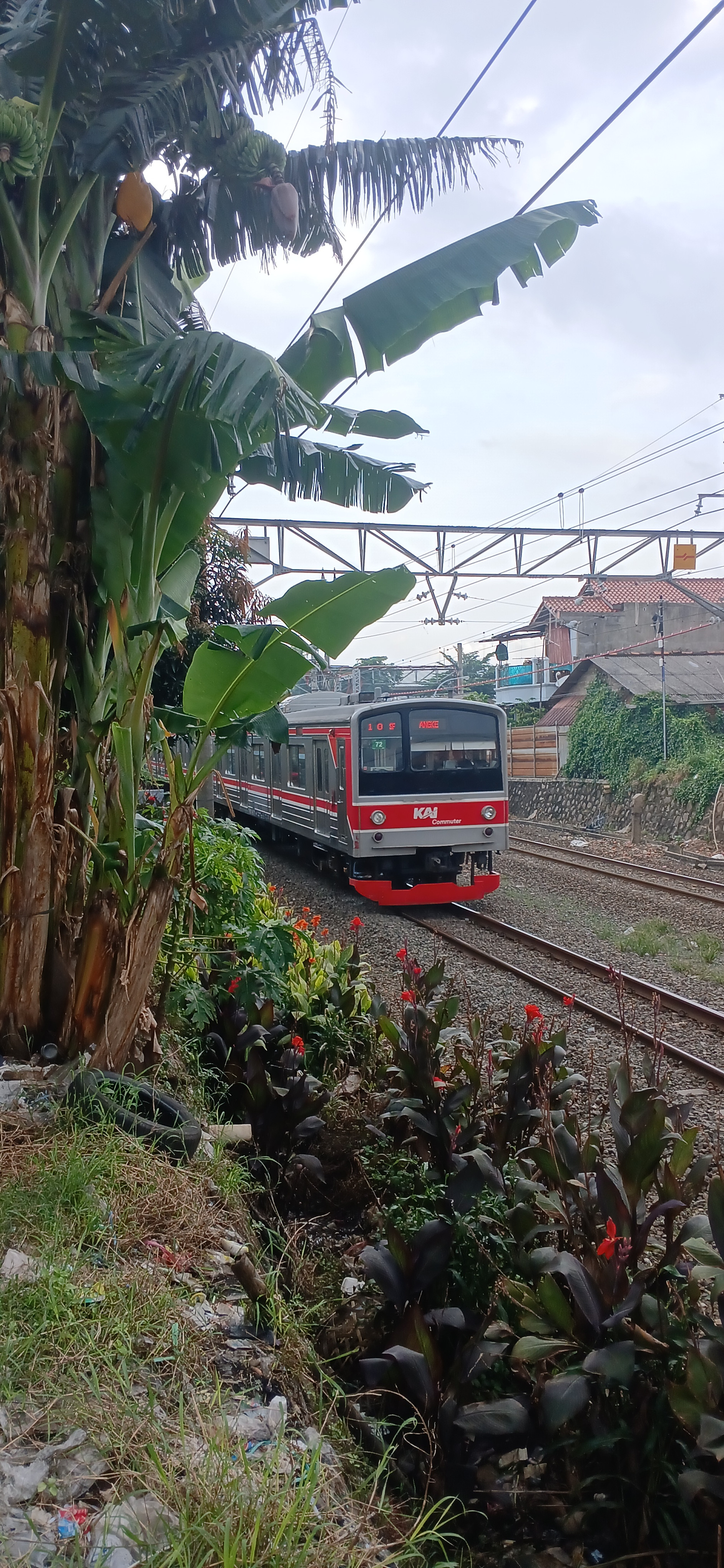 JR 205 72 di Stasiun Indonesia - foto kereta api terbaru