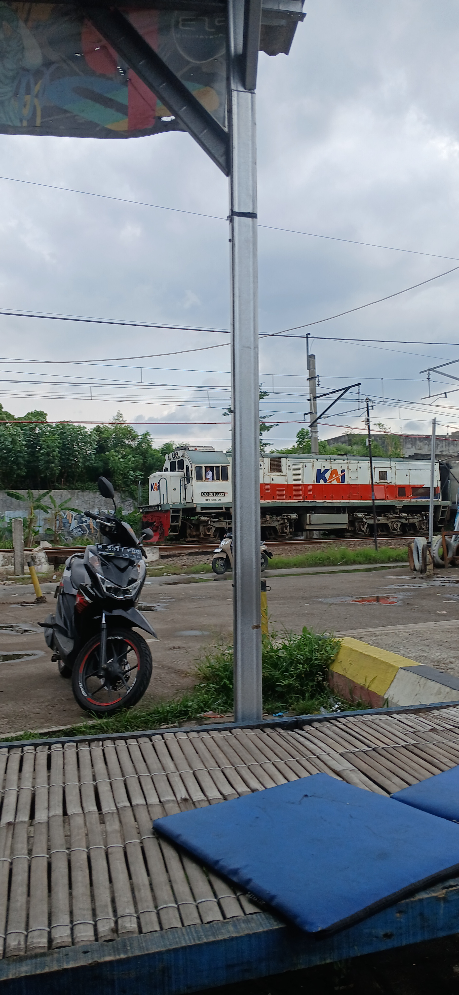 CC 201 83 33 SMC di Stasiun Indonesia - foto kereta api terbaru