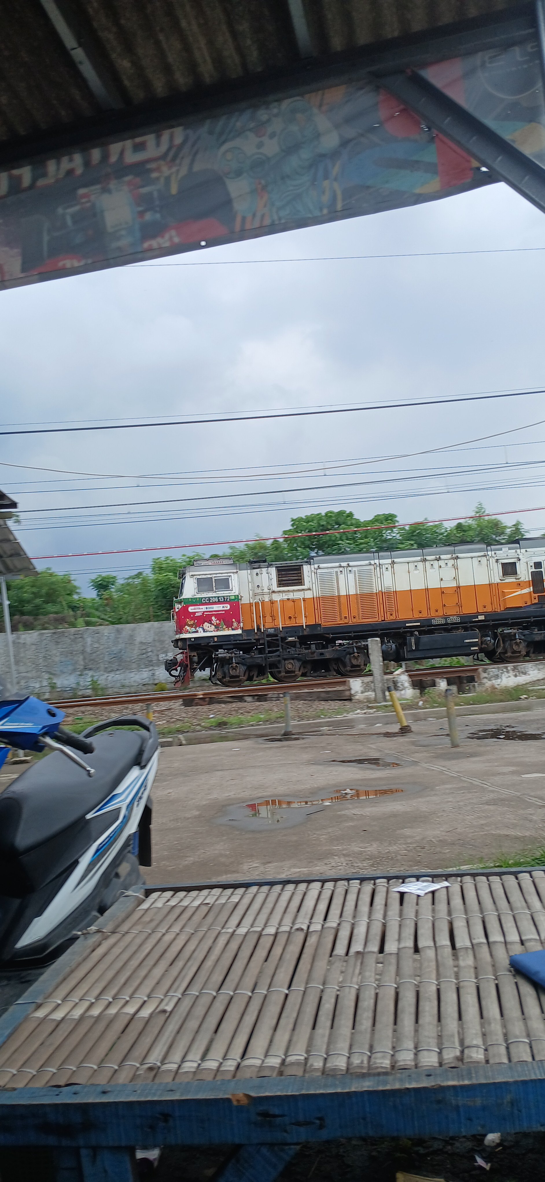 Lokomotif berlivery nataru di Stasiun Indonesia - foto kereta api terbaru