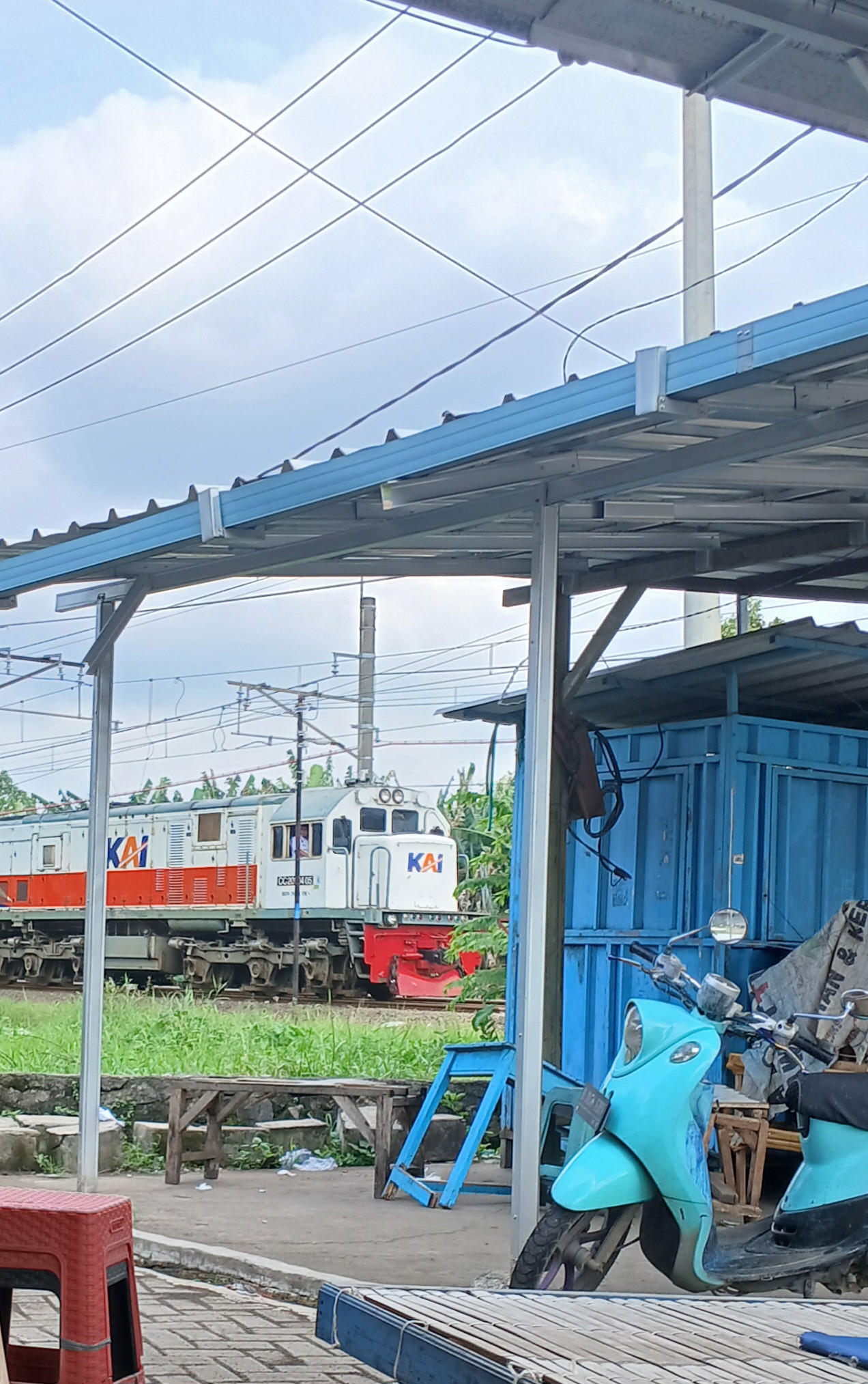 CC 204 04 05 di Stasiun Indonesia - foto kereta api terbaru